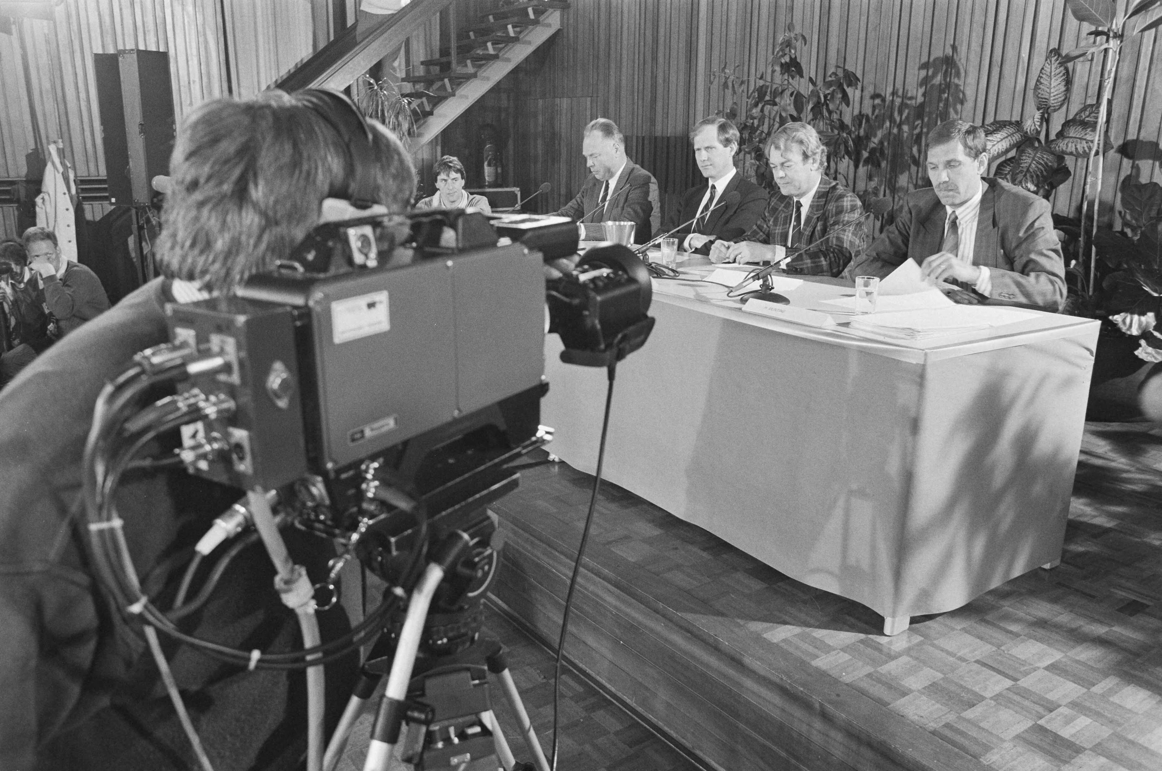 Fotocollectie Anefo — Haarlem, persconferentie n.a.v. ontknoping zaak Heijn korpschef Brinkman, Off. van Just. Bot, voorlichter Geelof en leider onderzoek Munting / — Foto: Croes, Rob C. / Anefo. Licentie: Set B: Rechtenvrij / Publiek Domein. Bron: Nationaal Archief. http://hdl.handle.net/10648/ad69e19a-d0b4-102d-bcf8-003048976d84