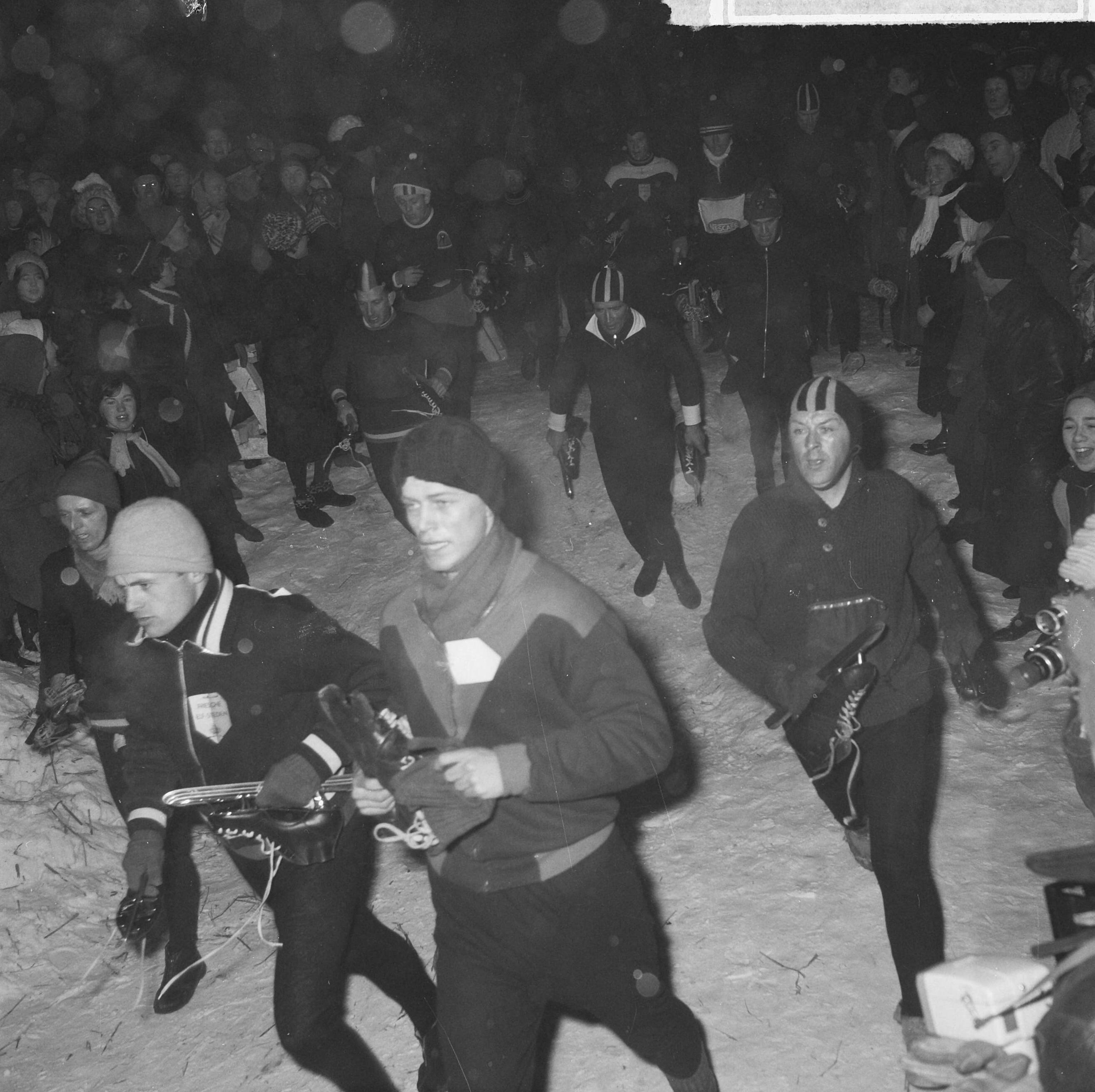 Elfstedentocht 1963 — Elfstedentocht 1963. Wedloop naar het ijs na de start te Leeuwarden — Foto: Nijs, Jac. de / Anefo. Licentie: Set B: Rechtenvrij / Publiek Domein. Bron: Nationaal Archief. http://hdl.handle.net/10648/aa2693fc-d0b4-102d-bcf8-003048976d84