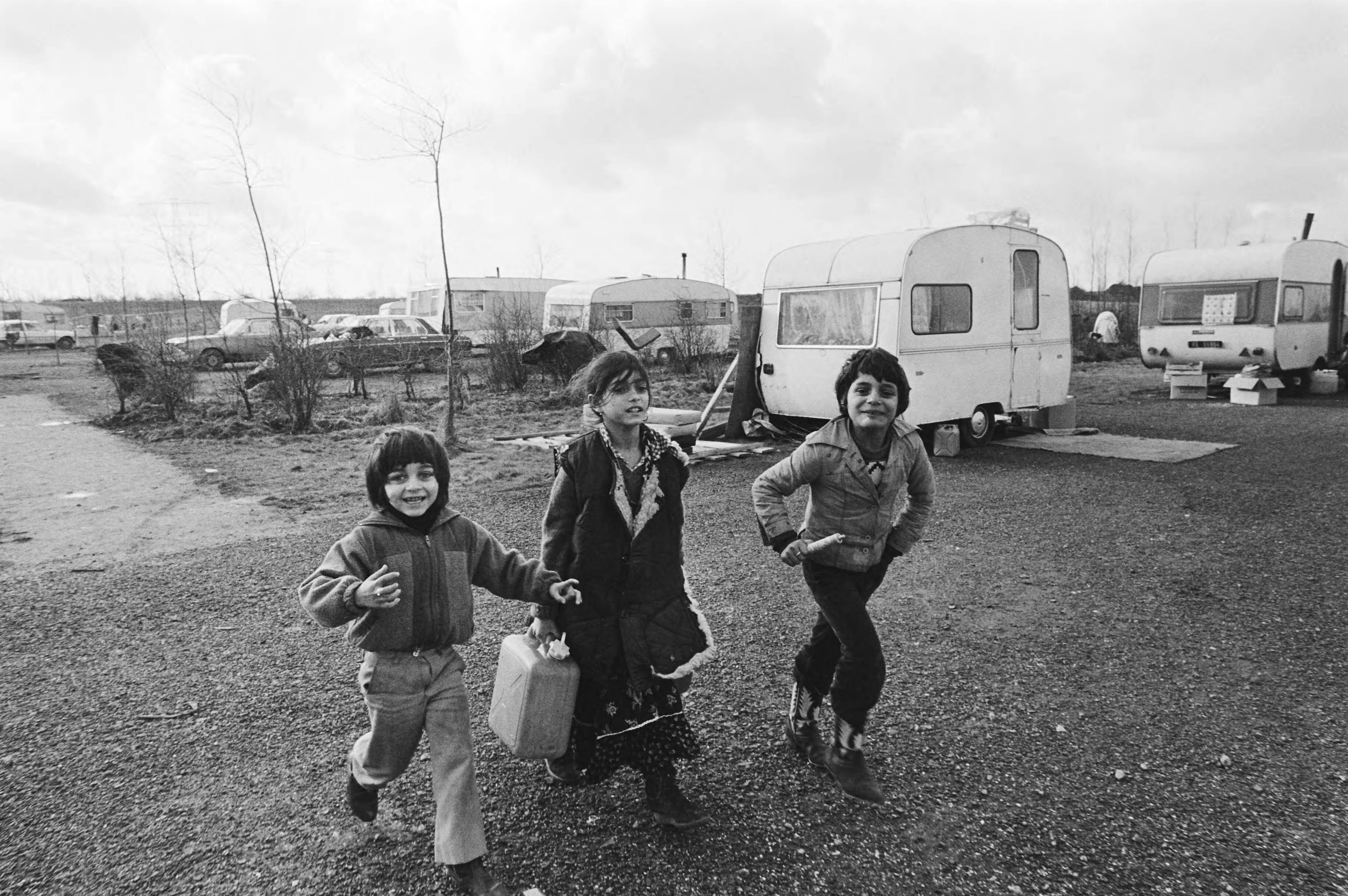 Fotocollectie Anefo — Momenteel verblijft er in de omgeving van Almere een groep zigeuners die in afwachting zijn of zij daar mogen blijven — Foto: Dijk, Hans van / Anefo. Licentie: Set B: Rechtenvrij / Publiek Domein. Bron: Nationaal Archief. http://hdl.handle.net/10648/acf120f2-d0b4-102d-bcf8-003048976d84