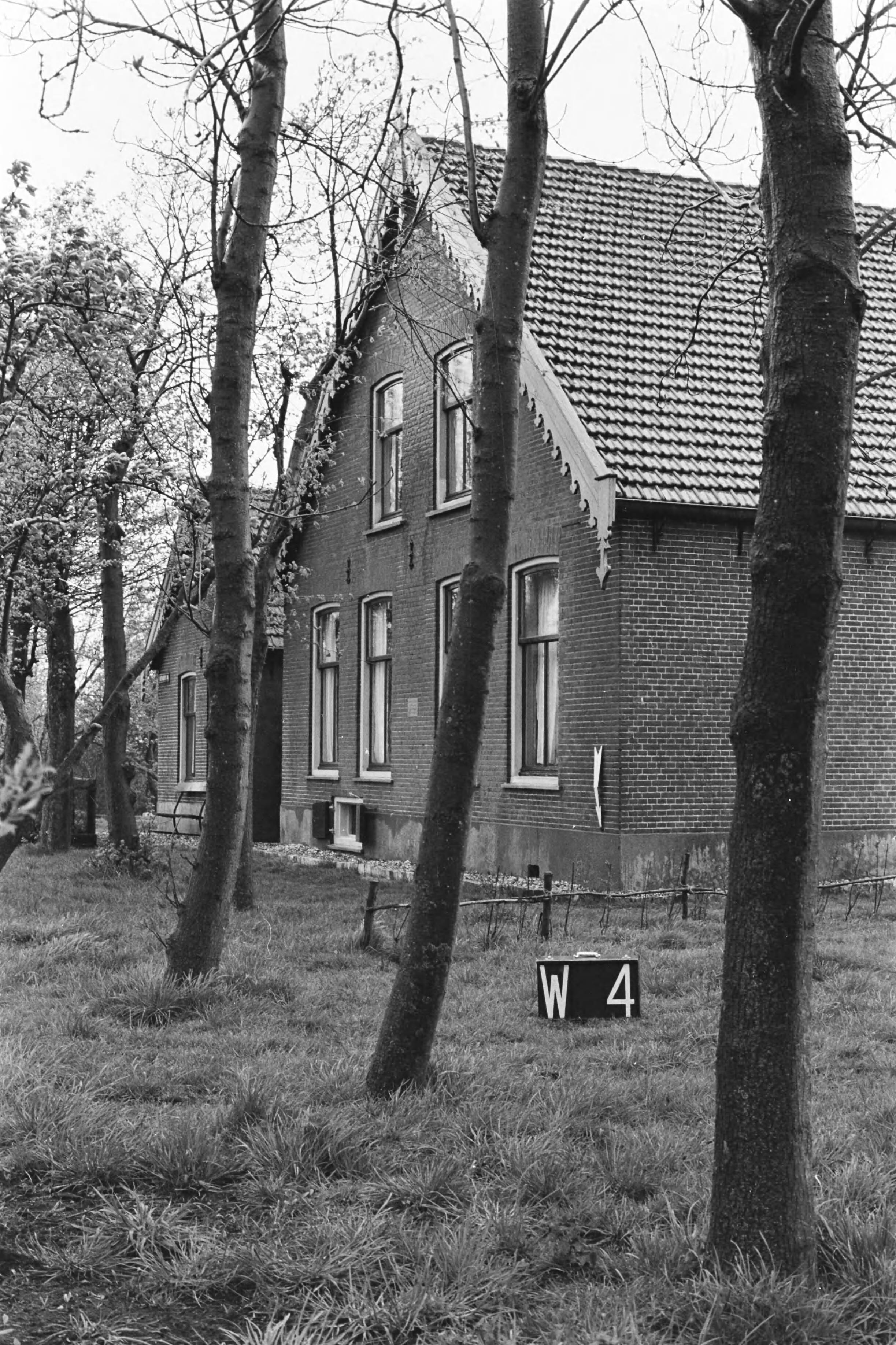 Vaste Punten Cultuurtechnische Dienst — Boerderij te Woubrugge (ruilverkaveling Veenderpolder) — Foto: Fotograaf Onbekend / Heidemij. Licentie: Set B: Rechtenvrij / Publiek Domein. Bron: Nationaal Archief. http://hdl.handle.net/10648/ae97ed00-d0b4-102d-bcf8-003048976d84