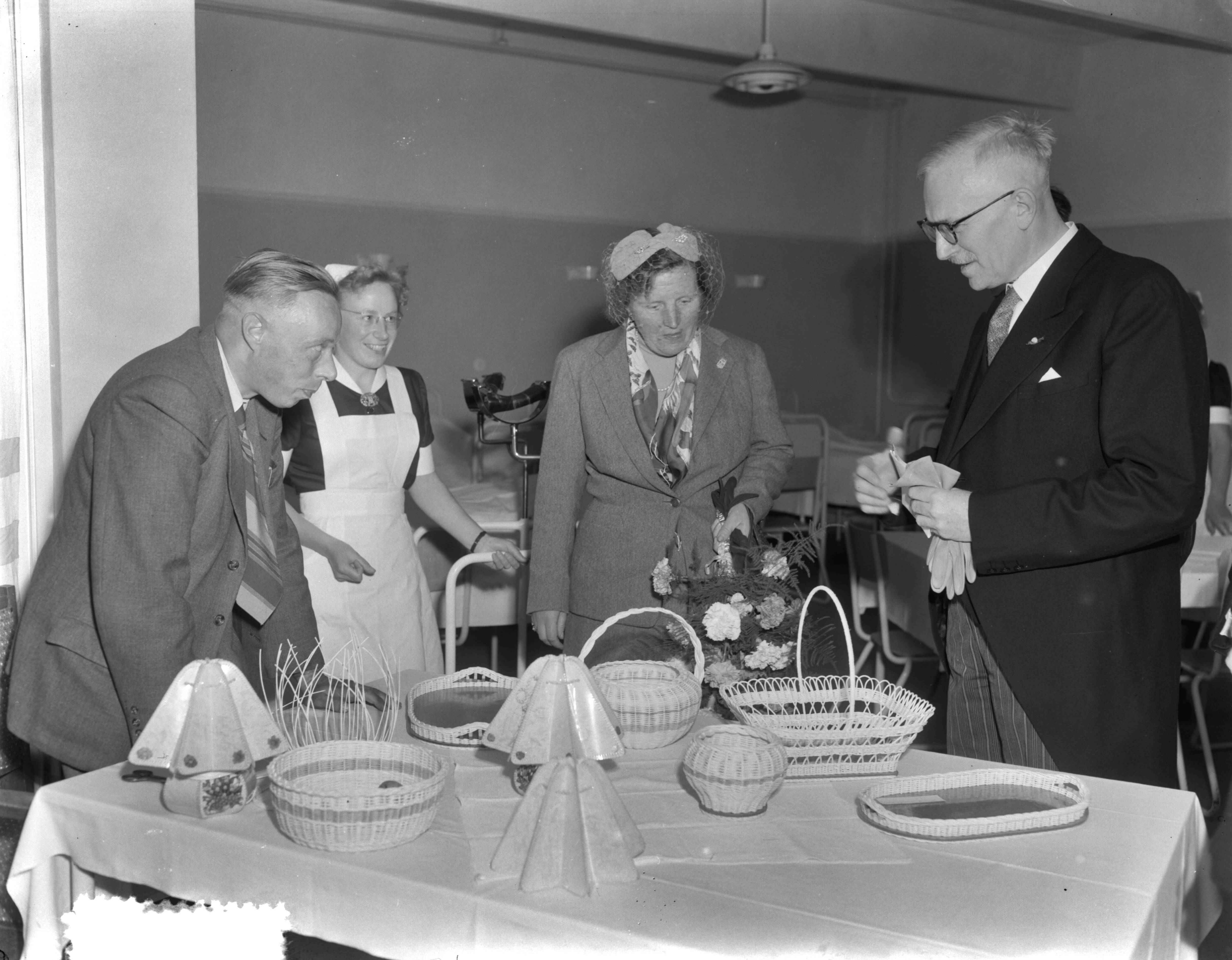 Koningin Juliana verricht de opening van de uitbreiding van het verpleeghuis Der Boede — Koningin Juliana op Duiveland — Foto: Duinen, G.W. van / Anefo. Licentie: Set B: Rechtenvrij / Publiek Domein. Bron: Nationaal Archief. http://hdl.handle.net/10648/a91439e2-d0b4-102d-bcf8-003048976d84