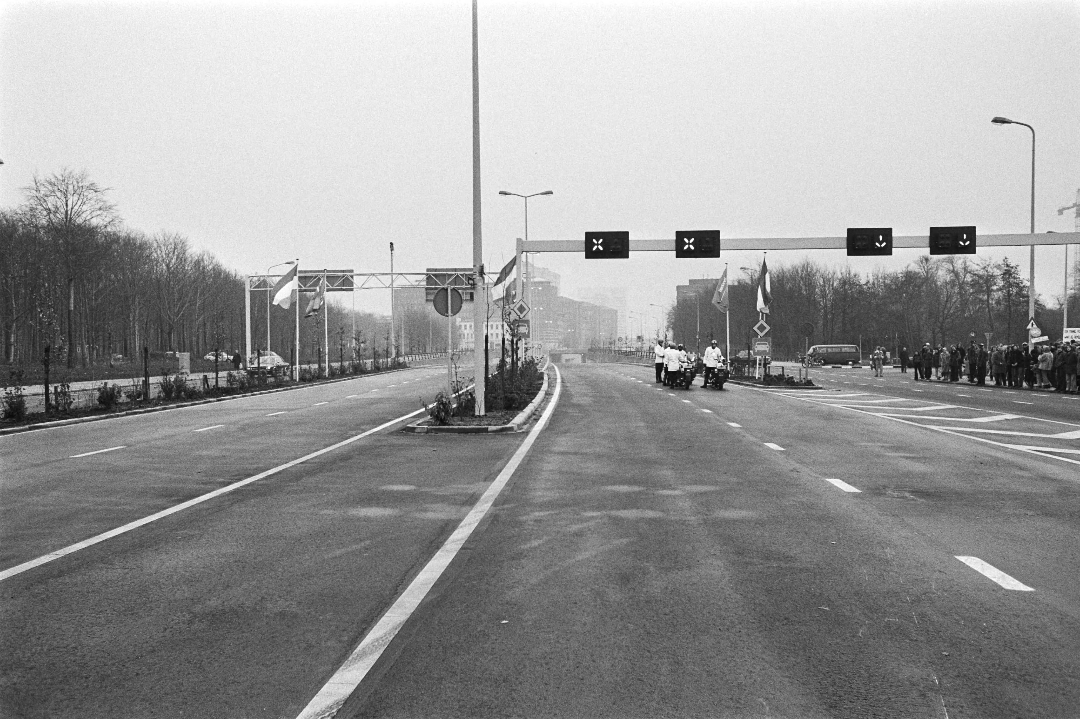 Fotocollectie Anefo — Minister Westerterp opent nieuwe weg Den Haag naar Voorburg, de Utrechtse Baan ; de nieuwe wegverbinding "Utrechtse Baan" — Foto: Peters, Hans / Anefo. Licentie: Set B: Rechtenvrij / Publiek Domein. Bron: Nationaal Archief. http://hdl.handle.net/10648/ac926ad0-d0b4-102d-bcf8-003048976d84