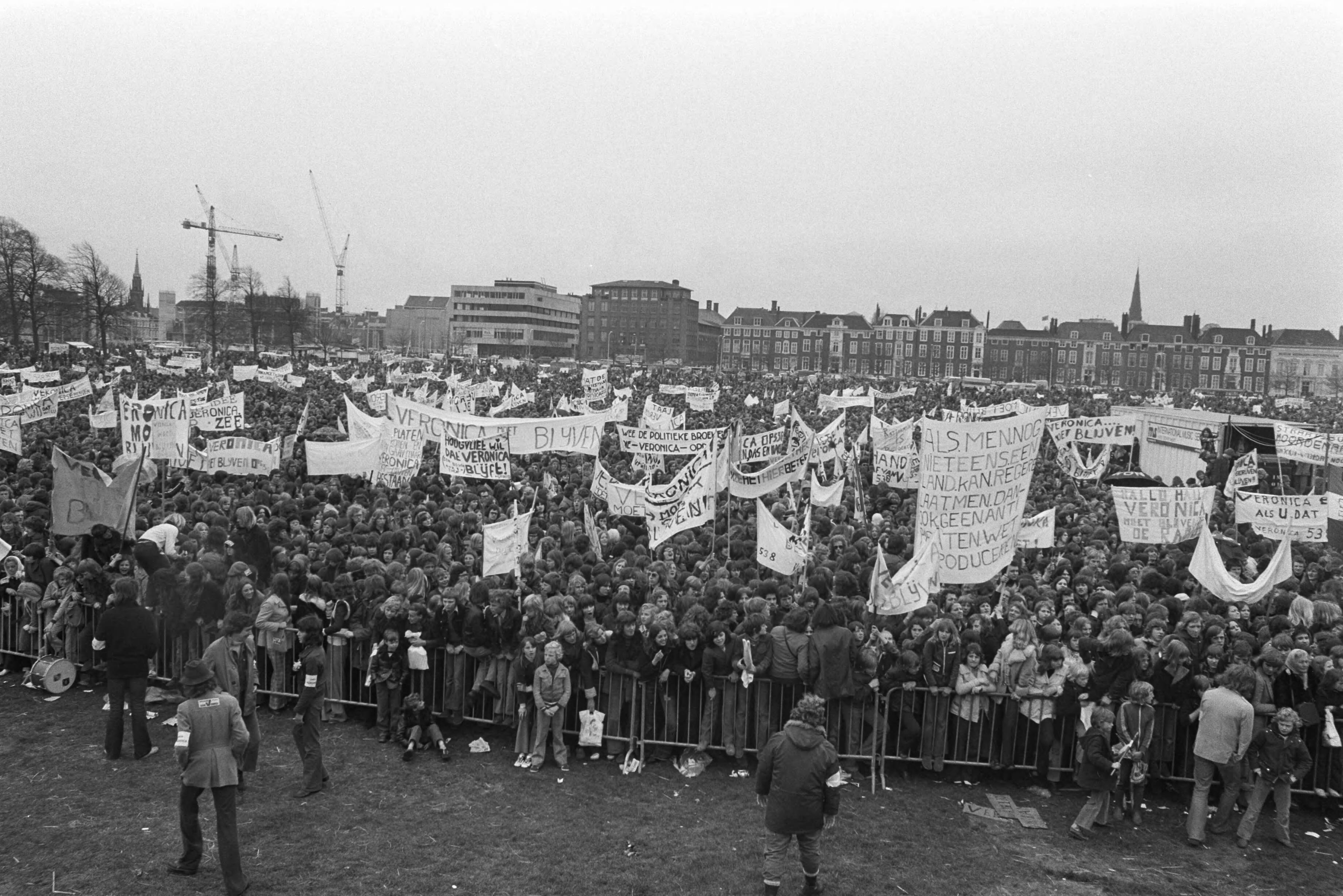 Fotocollectie Anefo — Demonstratie en hoorzitting over Veronica in Den Haag , start demonstratie op Malieveld — Foto: Verhoeff, Bert / Anefo. Licentie: Set B: Rechtenvrij / Publiek Domein. Bron: Nationaal Archief. http://hdl.handle.net/10648/ac2a3c3a-d0b4-102d-bcf8-003048976d84