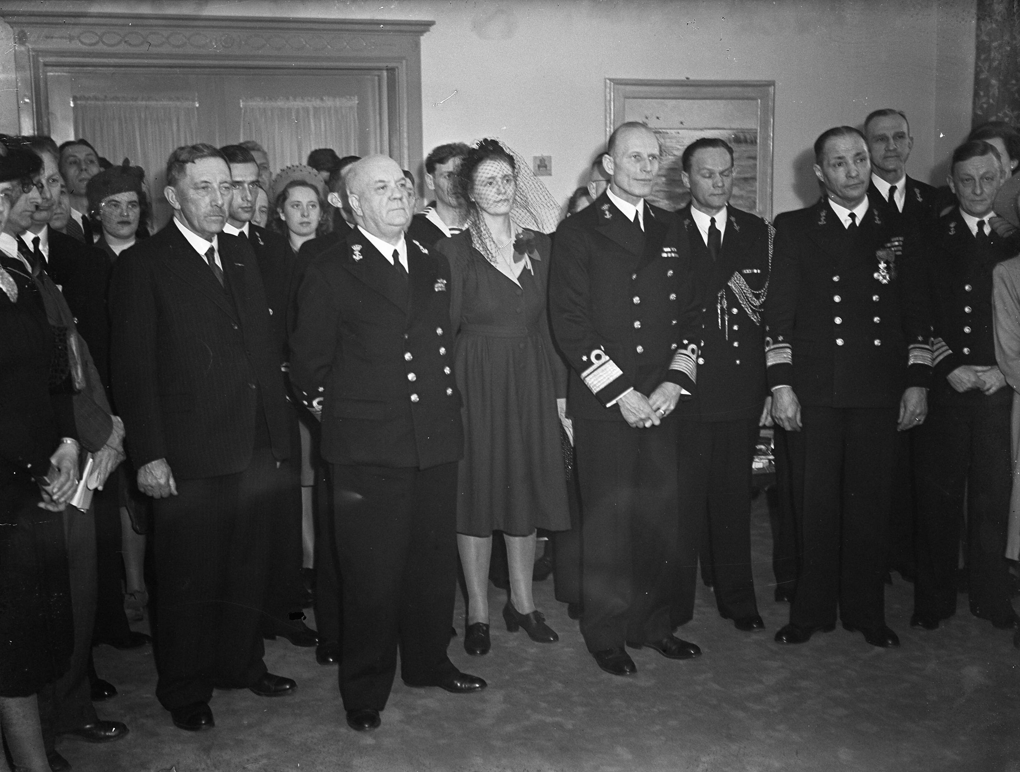 Fotocollectie Anefo — Decoraties uitgereikt in de Belgische ambassade te Den Haag — Foto: Noske, J.D. / Anefo. Licentie: Set B: Rechtenvrij / Publiek Domein. Bron: Nationaal Archief. http://hdl.handle.net/10648/a8b3c490-d0b4-102d-bcf8-003048976d84