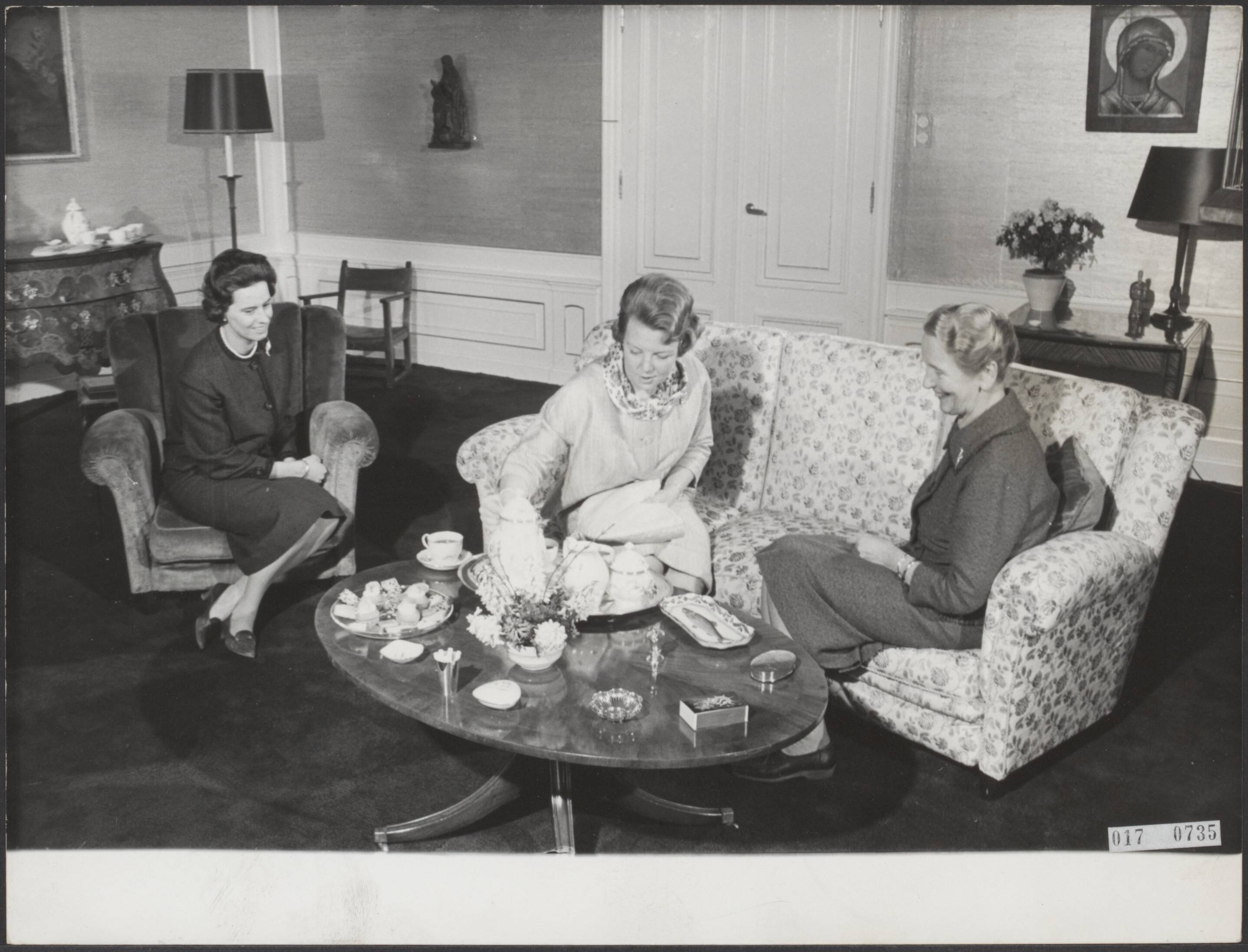 Fotocollectie Elsevier Binnenland — Serie: kasteel Drakensteyn bewoond door prinses Beatrix. Prinses Beatrix schenkt thee in . Links haar particuliere secretaresse M.C.C. Wijnen. Rechts hofdame jkvr. C.E.B. Röell (particulier secretaresse van koningin Juliana) — Foto: ANP / RVD of rechtenvrij. Licentie: Set B: Rechtenvrij / Publiek Domein. Bron: Nationaal Archief. http://hdl.handle.net/10648/adbed72c-d0b4-102d-bcf8-003048976d84
