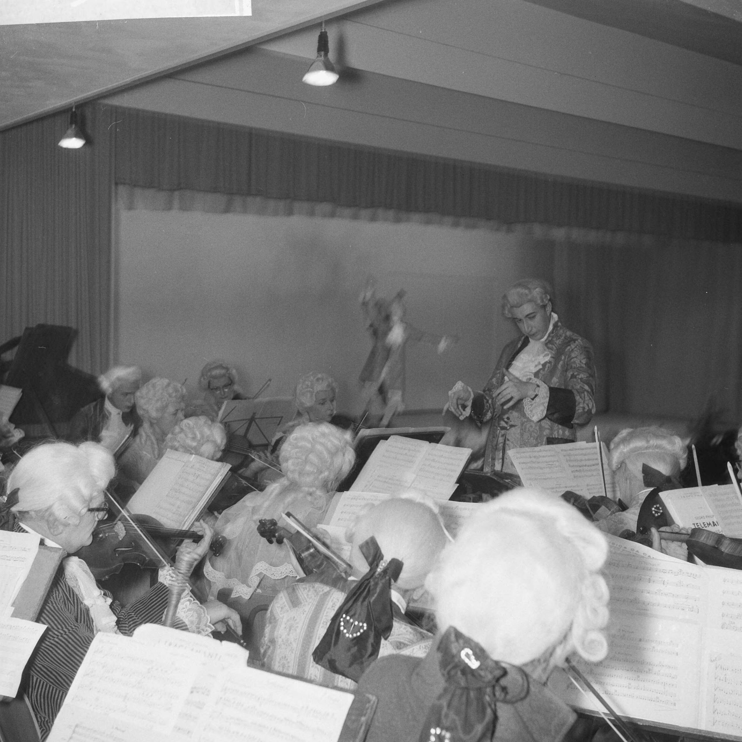 Fotocollectie Anefo — Uitvoering van "Die Haerlemsche Musyckkamer" — Foto: Nijs, Jac. de / Anefo. Licentie: Set B: Rechtenvrij / Publiek Domein. Bron: Nationaal Archief. http://hdl.handle.net/10648/a9ec74b0-d0b4-102d-bcf8-003048976d84