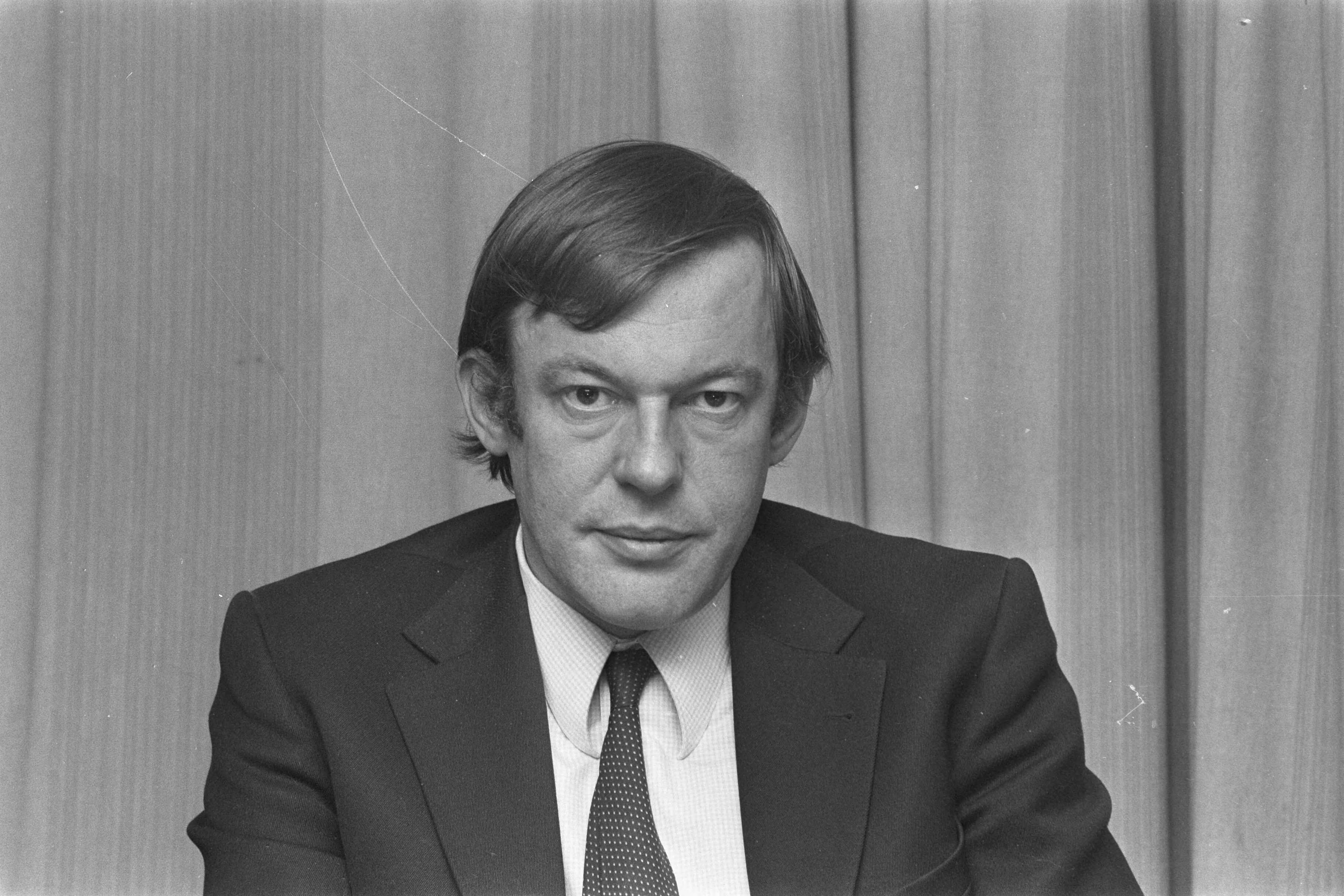 Fotocollectie Anefo — Gemeenschappelijk ontwerp regeringsprogramma PvdA, D66, PPR; toelichting in Nieuwspoort, Den Haag ; Van Mierlo — Foto: Evers, Joost / Anefo. Licentie: Set B: Rechtenvrij / Publiek Domein. Bron: Nationaal Archief. http://hdl.handle.net/10648/abb4eda4-d0b4-102d-bcf8-003048976d84