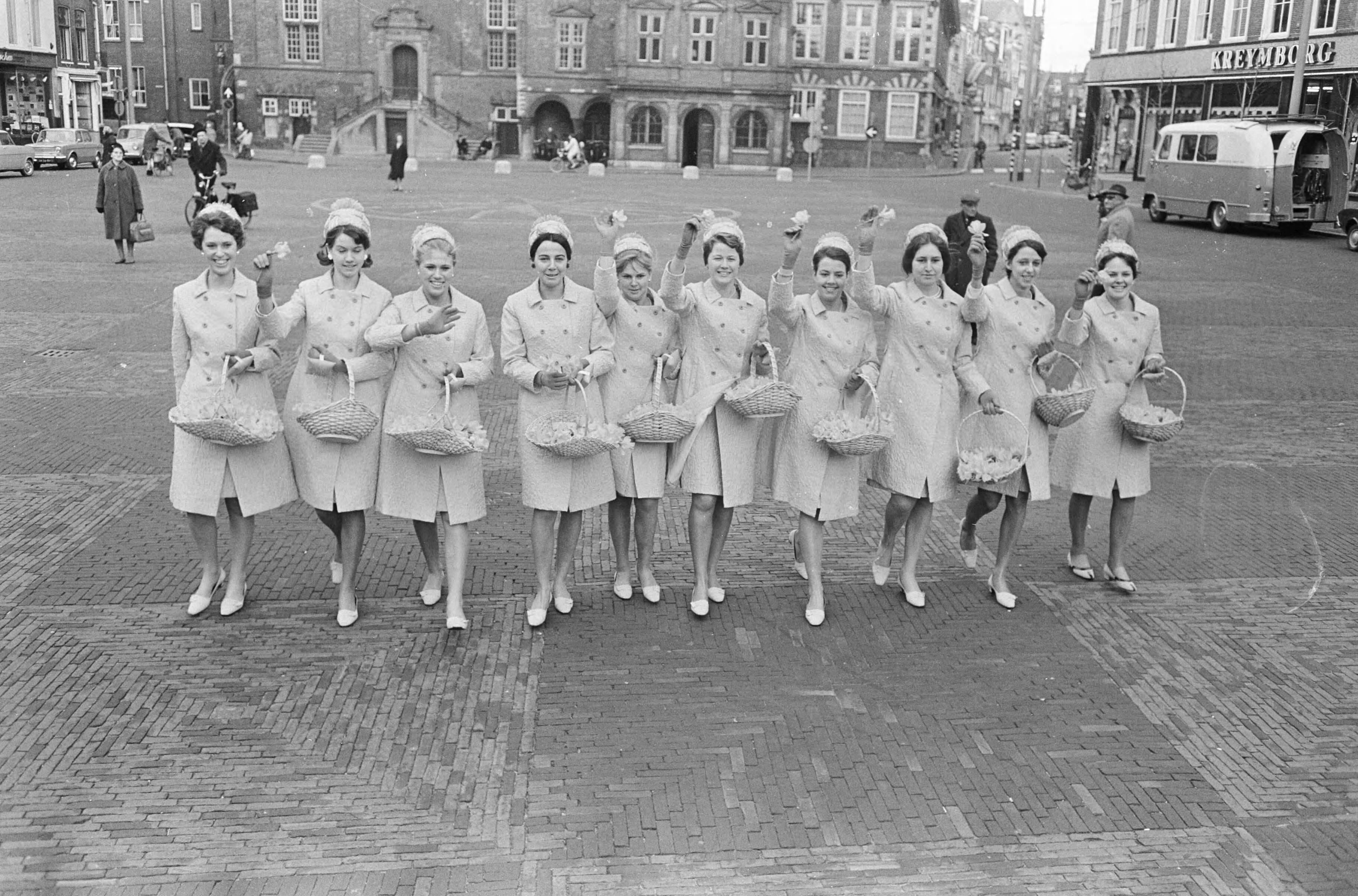 Fotocollectie Anefo — Haarlemse bloemenmeisjes — Foto: Koch, Eric / Anefo. Licentie: Set B: Rechtenvrij / Publiek Domein. Bron: Nationaal Archief. http://hdl.handle.net/10648/ab11e690-d0b4-102d-bcf8-003048976d84