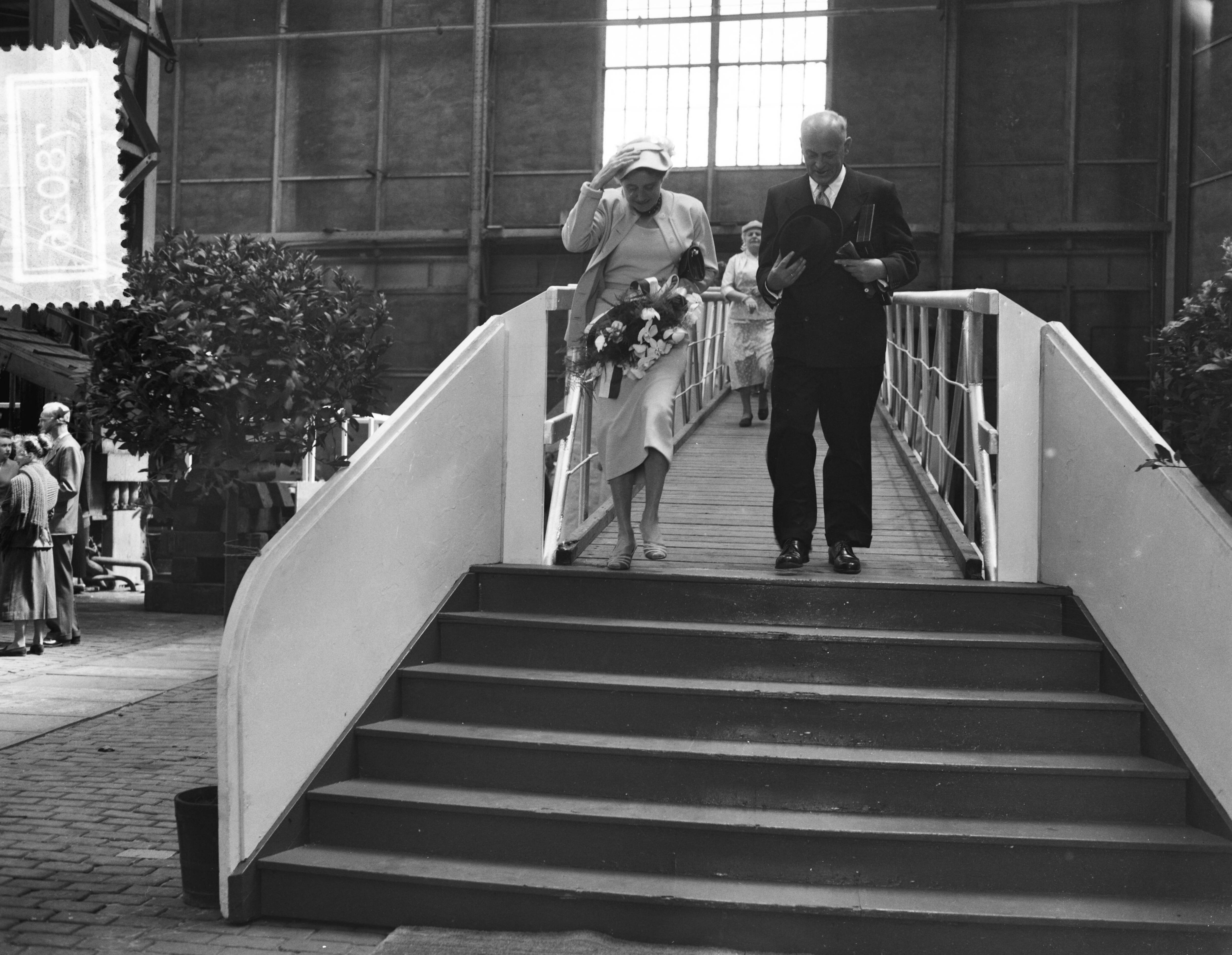 Fotocollectie Anefo — Tewaterlating van de onderzeebootjager Hr. Ms. "Utrecht" bij De Schelde te Vlissingen. De doopplechtigheid werd verricht door mevr. J.M. Pröpper-Voorduin, echtgenote van vice-admiraal H.H.L. Pröpper — Foto: Rossem, Wim van / Anefo. Licentie: Set B: Rechtenvrij / Publiek Domein. Bron: Nationaal Archief. http://hdl.handle.net/10648/a9492a4e-d0b4-102d-bcf8-003048976d84