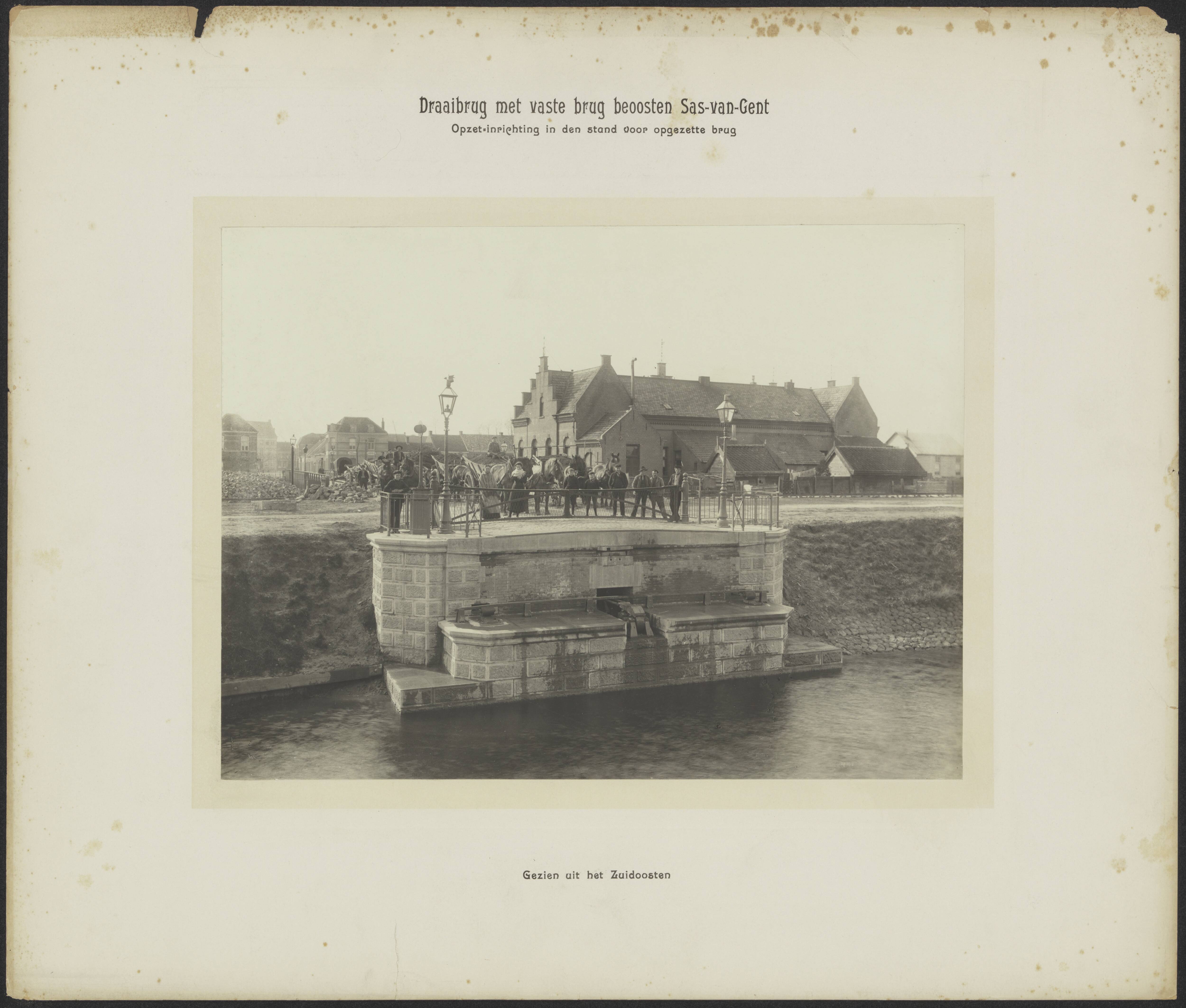 Fotocollectie Rijkswaterstaat — Draaibrug met vaste brug beoosten Sas van Gent. Opzetinrichting in de stand voor opgezette brug. Gezien uit het zuidoosten — Foto: Bauer, Carl Wilhelm. Licentie: Set B: Rechtenvrij / Publiek Domein. Bron: Nationaal Archief. http://hdl.handle.net/10648/af0bf0c4-d0b4-102d-bcf8-003048976d84