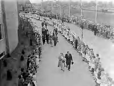 Fotocollectie Anefo — Bezoek van koningin Juliana aan Zaandam — Foto: Pot, Harry / Anefo. Licentie: Set B: Rechtenvrij / Publiek Domein. Bron: Nationaal Archief. http://hdl.handle.net/10648/a95d92c2-d0b4-102d-bcf8-003048976d84