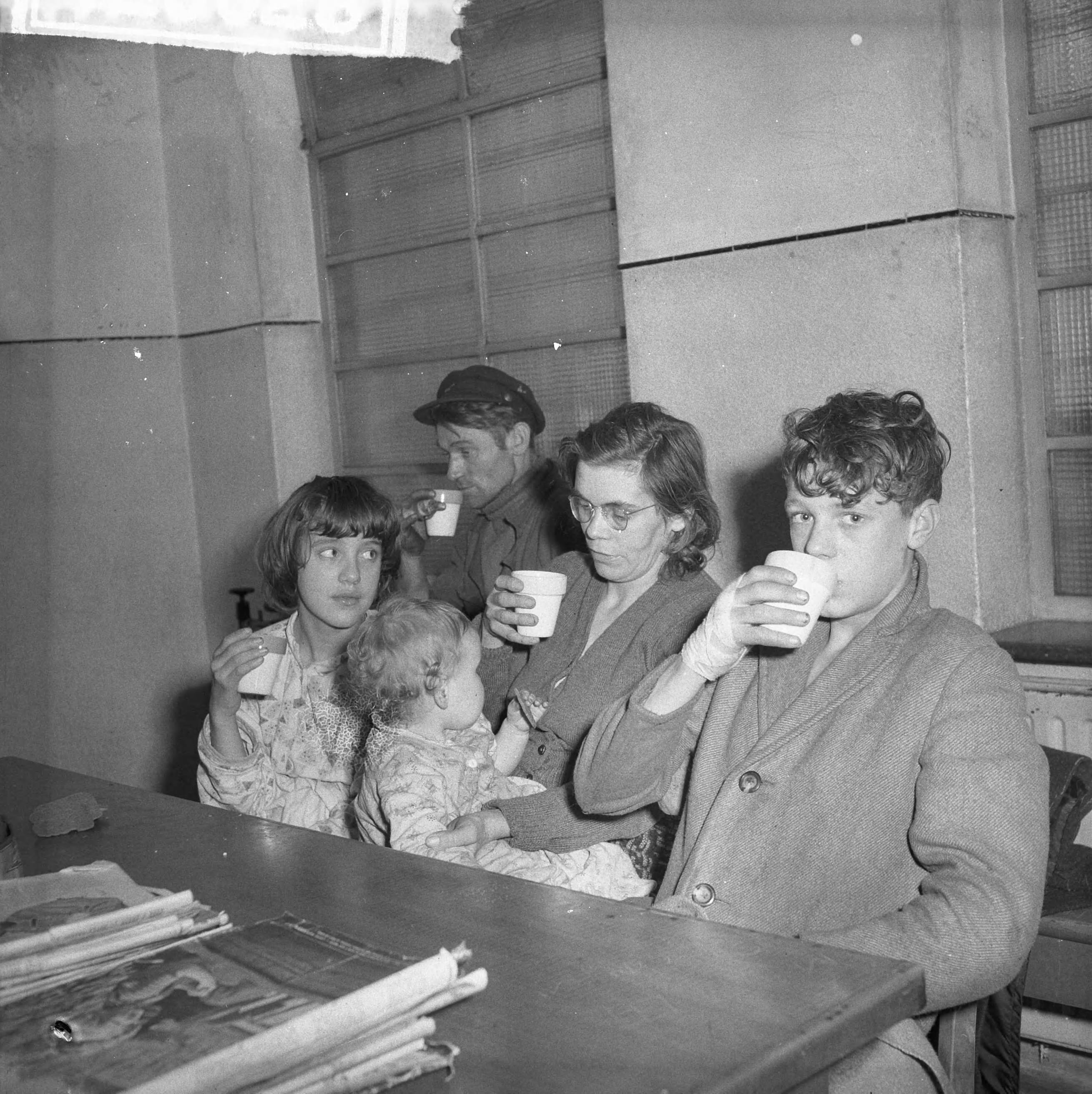 Fotocollectie Anefo — Binnenschip uit Luik overvaren in het Amsterdam-Rijnkanaal bij Utrecht, het gezin Saman, verblijvend in het politiebureau — Foto: Lindeboom, Henk / Anefo. Licentie: Set B: Rechtenvrij / Publiek Domein. Bron: Nationaal Archief. http://hdl.handle.net/10648/a9c65794-d0b4-102d-bcf8-003048976d84