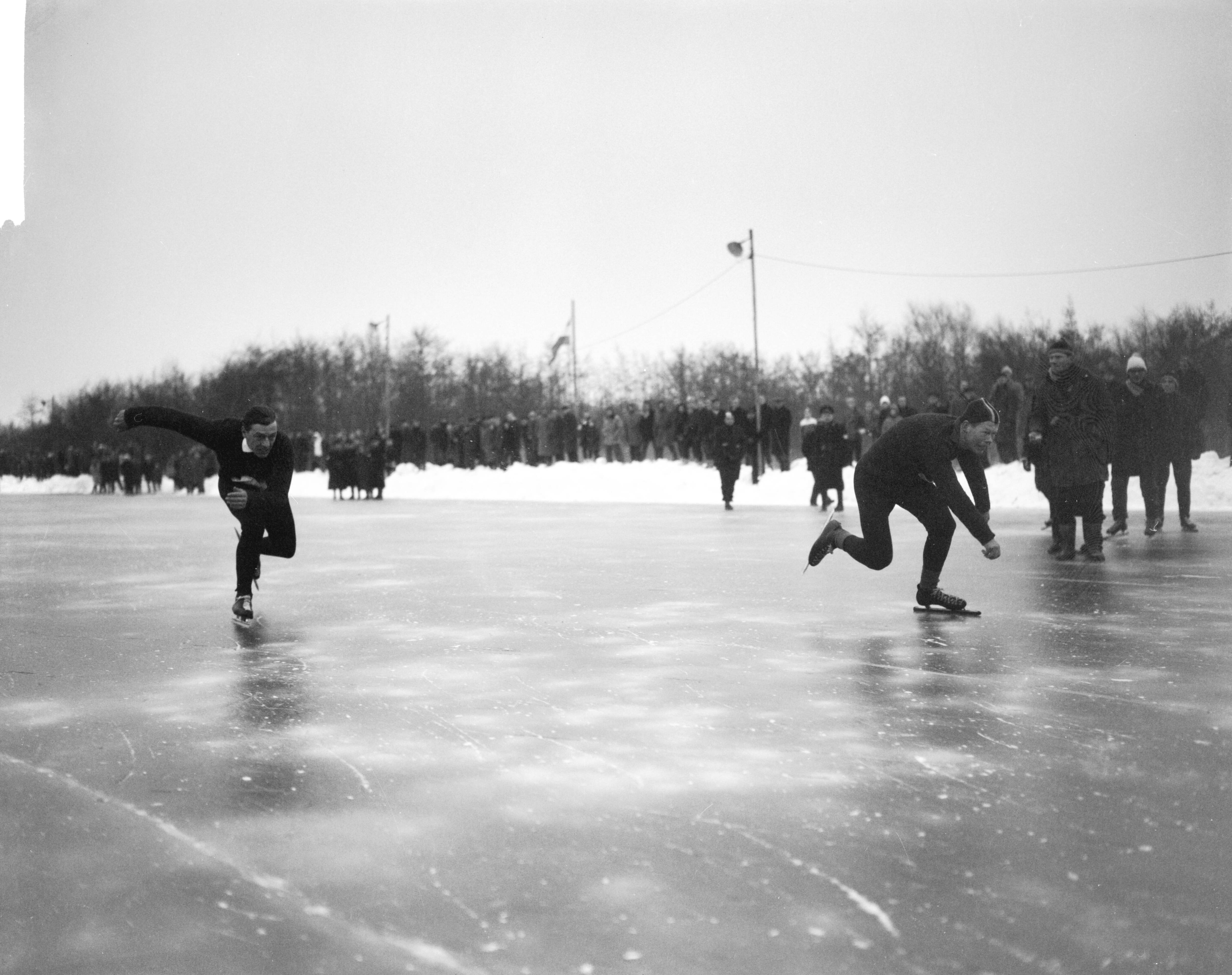 Fotocollectie Anefo — Kortebaan kampioenschappen van Nederland te Ankeveen. Links Jan Heitbrink uit Akkrum (3e), rechts Arjen Dijkstra uit Nijebeets, die 2e werd — Foto: Bilsen, Joop van / Anefo. Licentie: Set B: Rechtenvrij / Publiek Domein. Bron: Nationaal Archief. http://hdl.handle.net/10648/aa24e1a6-d0b4-102d-bcf8-003048976d84