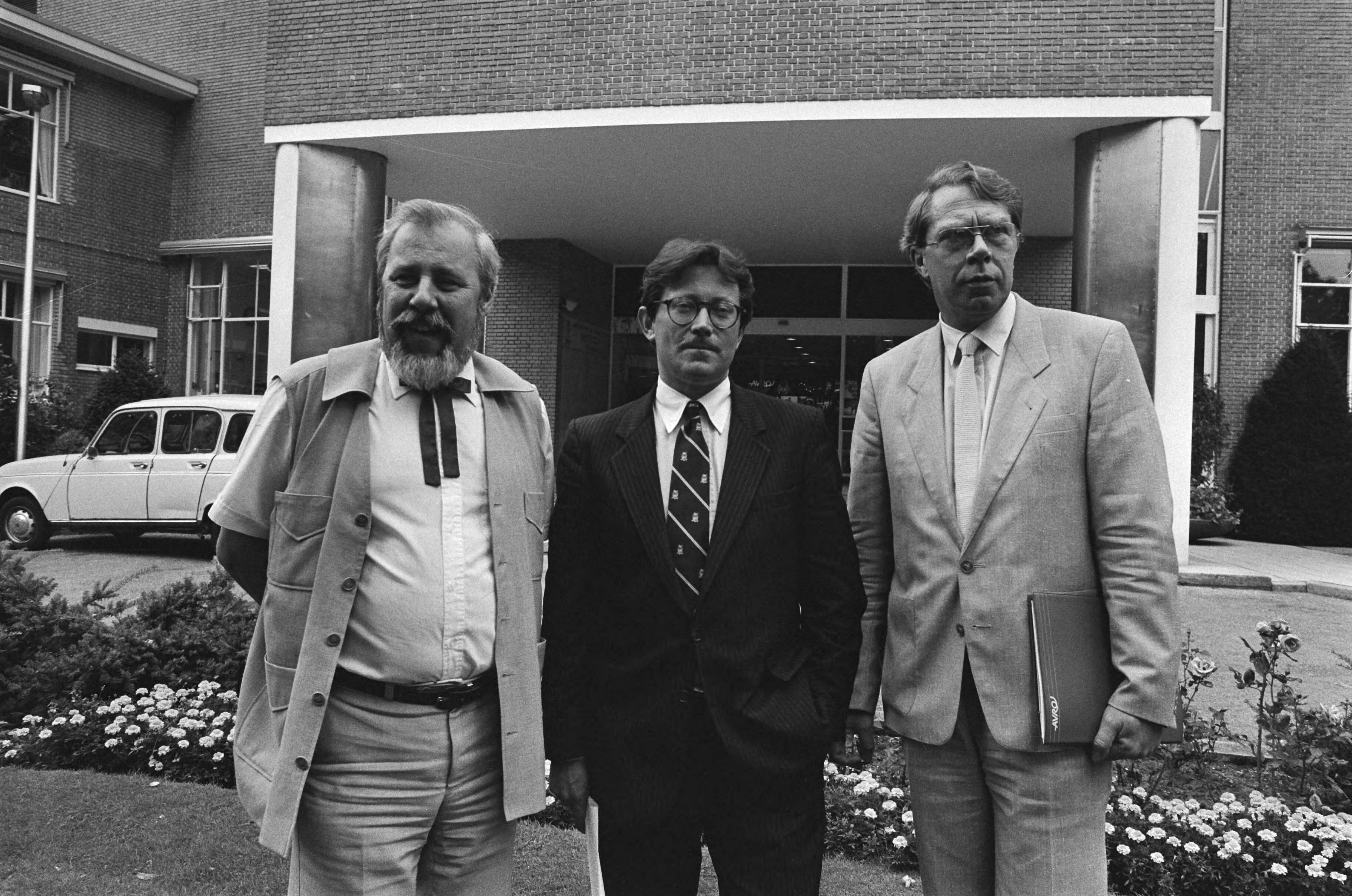 Fotocollectie Anefo — Persconferentie Avro; v.l.n.r. managers Kees Buurman (verstrooiing), Fons van Westerloo (informatie) , Chris van Hoorn (cultuur) — Foto: Bogaerts, Rob / Anefo. Licentie: Set B: Rechtenvrij / Publiek Domein. Bron: Nationaal Archief. http://hdl.handle.net/10648/ad49e872-d0b4-102d-bcf8-003048976d84