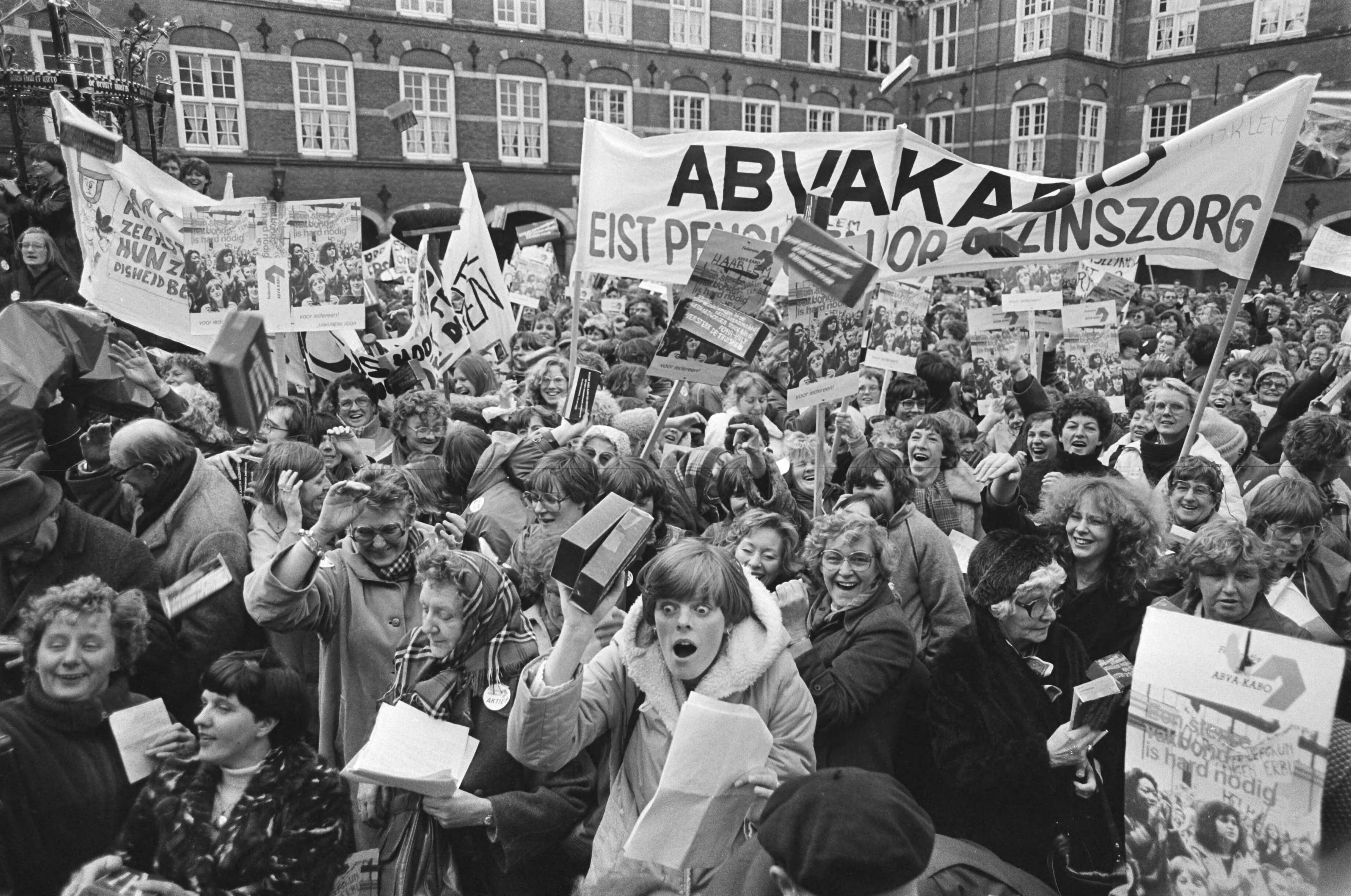 Fotocollectie Anefo — Demonstratie op het Binnenhof in Den Haag door landelijke aktiegroep gezinsverzorging en federatie ABVA-KABO voorzieningen niveau in gezinsverzorging — Foto: Antonisse, Marcel / Anefo. Licentie: Set B: Rechtenvrij / Publiek Domein. Bron: Nationaal Archief. http://hdl.handle.net/10648/aceddaf0-d0b4-102d-bcf8-003048976d84