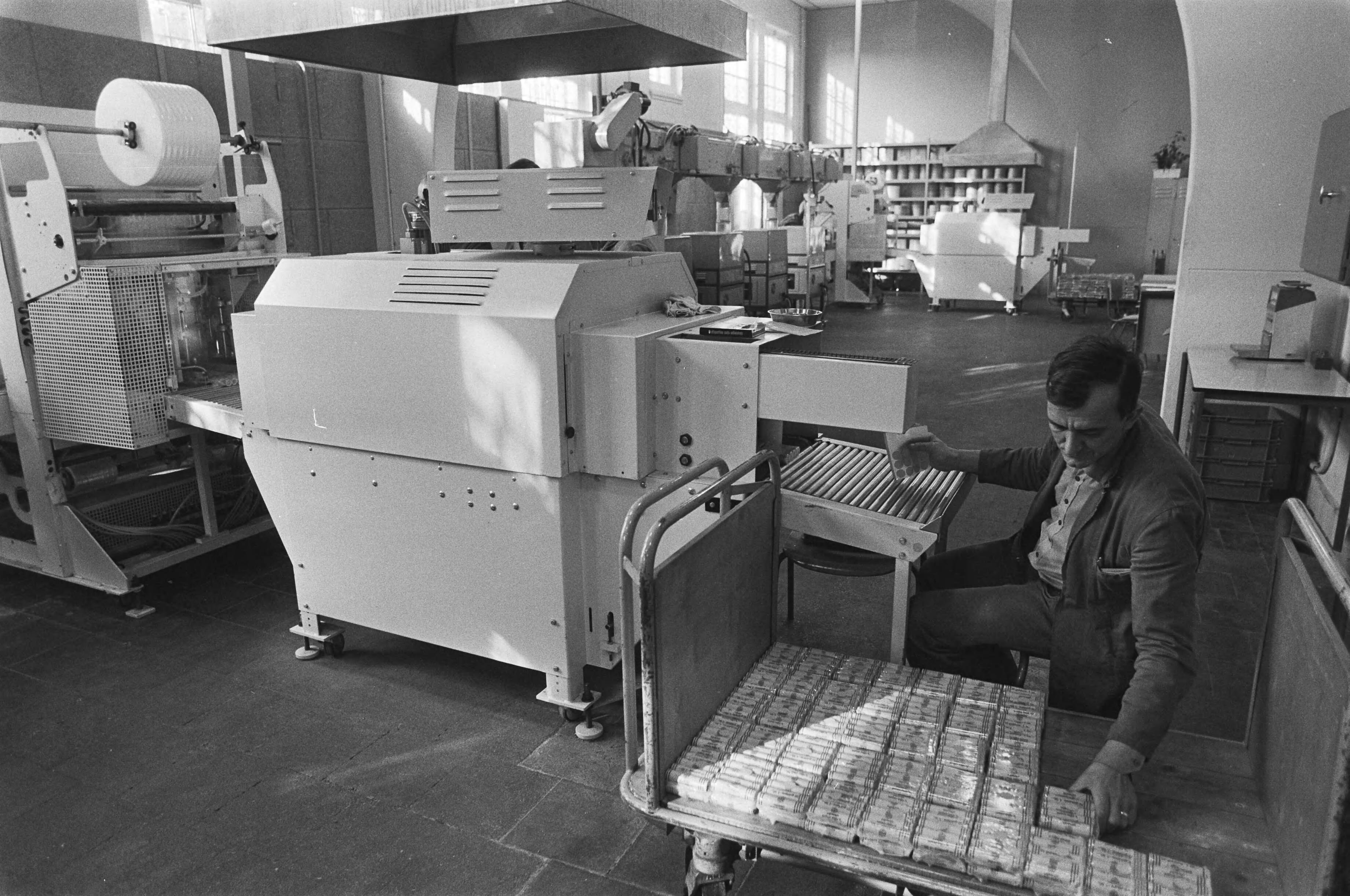 Fotocollectie Anefo — Beelden van het vervaardigen van geld in de Rijksmunt in Utrecht — Foto: Dijk, Hans van / Anefo. Licentie: Set B: Rechtenvrij / Publiek Domein. Bron: Nationaal Archief. http://hdl.handle.net/10648/ad0f23ae-d0b4-102d-bcf8-003048976d84