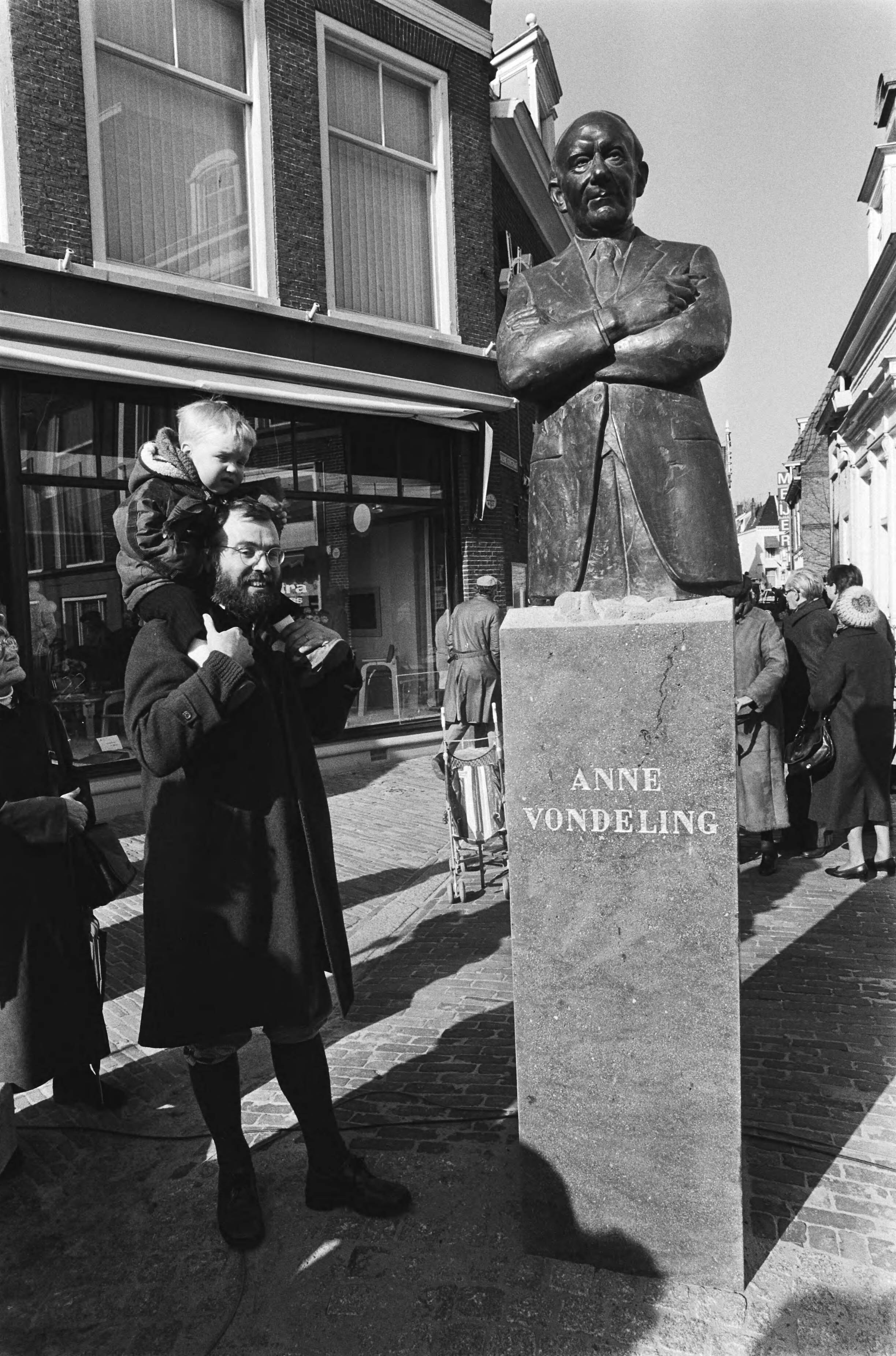 Fotocollectie Anefo — Beeld in Leeuwarden onthuld van vroegere II Kamer voorz. dr. Anne Vondeling . Het beeld van Vondeling na de onthulling — Foto: Dijk, Hans van / Anefo. Licentie: Set B: Rechtenvrij / Publiek Domein. Bron: Nationaal Archief. http://hdl.handle.net/10648/ad117b68-d0b4-102d-bcf8-003048976d84
