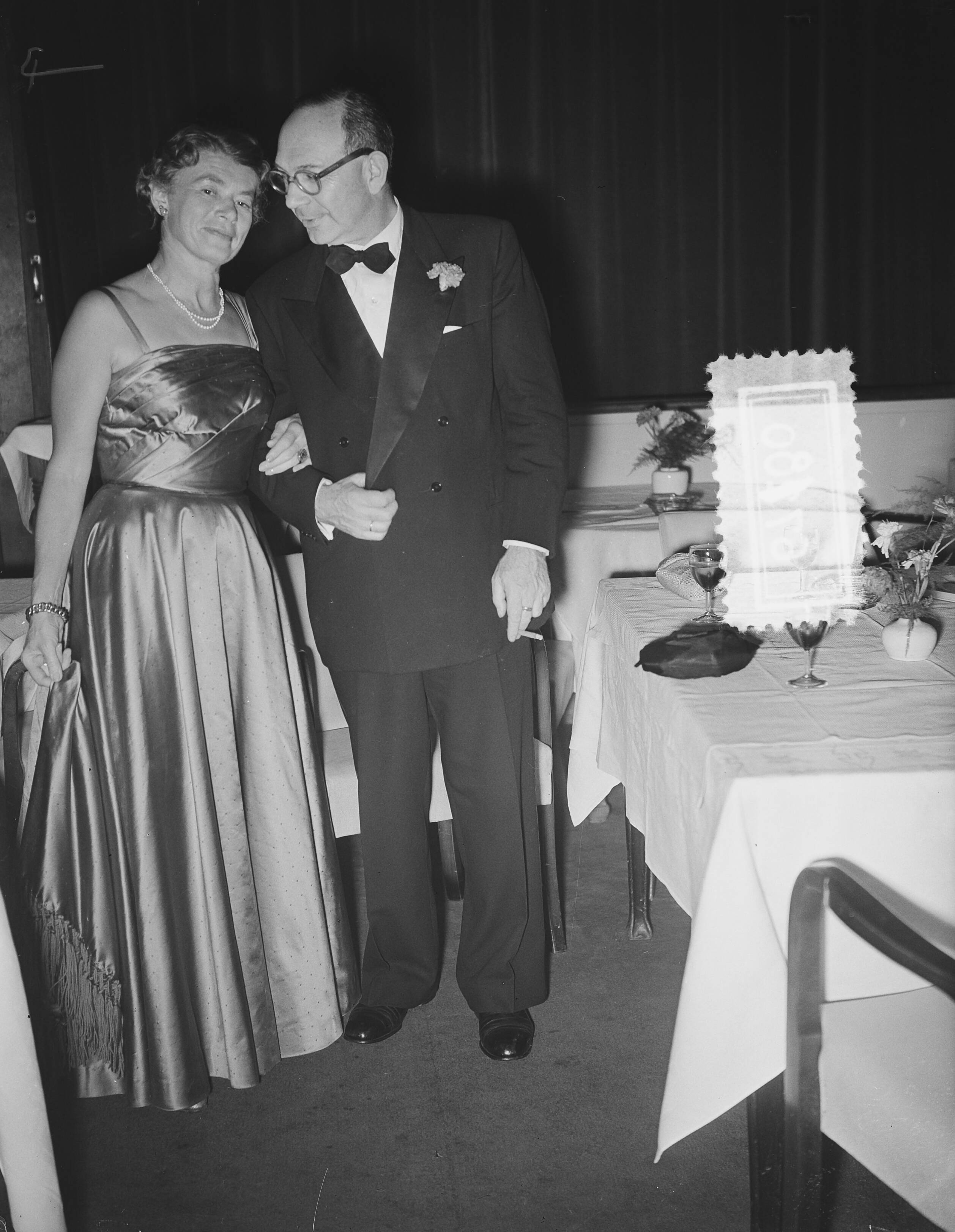 Fotocollectie Anefo — Congres zee-assuradeuren Den Haag , dansen — Foto: Bilsen, Joop van / Anefo. Licentie: Set B: Rechtenvrij / Publiek Domein. Bron: Nationaal Archief. http://hdl.handle.net/10648/a92965ba-d0b4-102d-bcf8-003048976d84