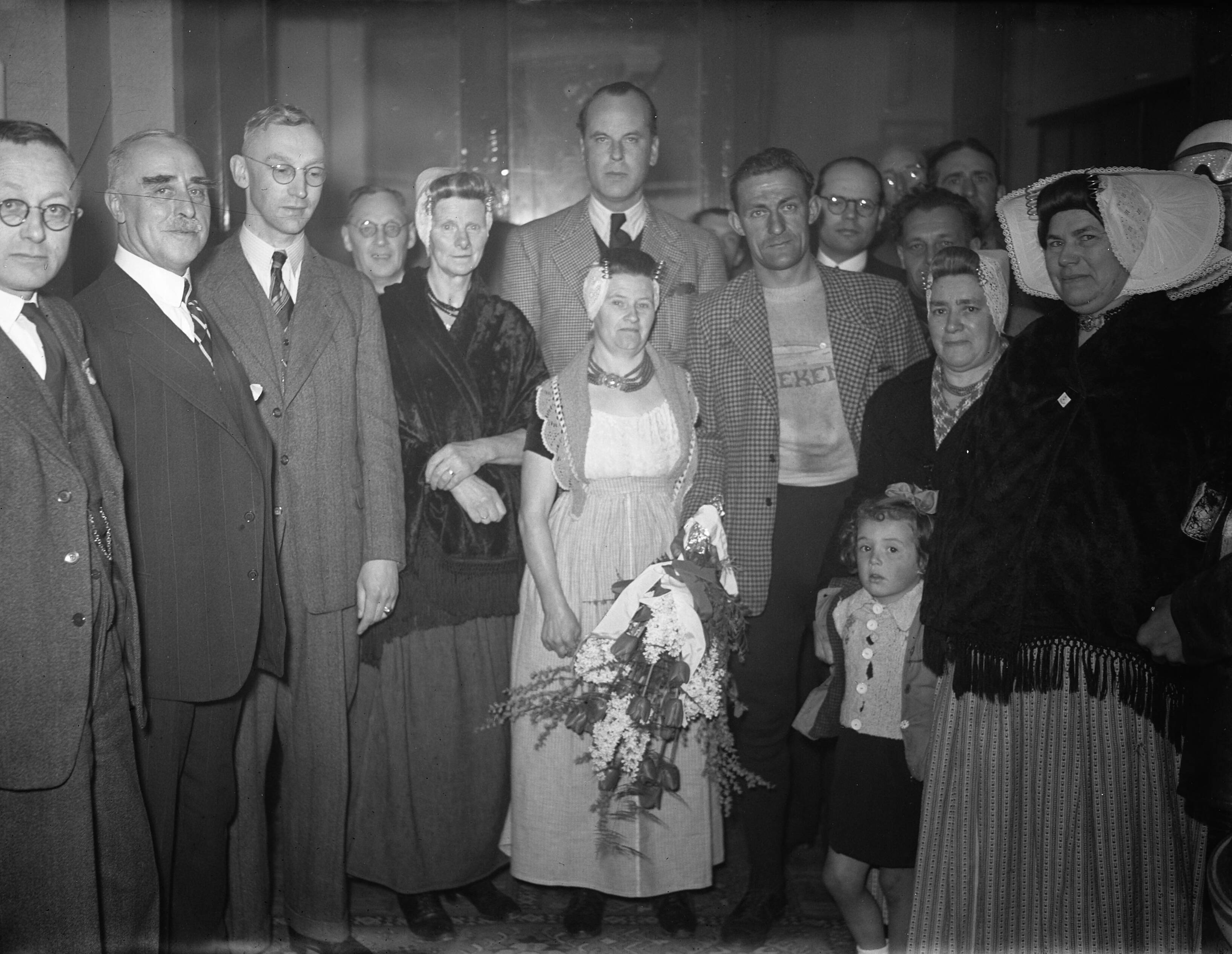 Fotocollectie Anefo — Ronde van Nederland . 7e etappe (Eindhoven-Vlissingen). Zeeuwse vrouwen in klederdracht — Foto: Moedrik, D. / Anefo. Licentie: Set B: Rechtenvrij / Publiek Domein. Bron: Nationaal Archief. http://hdl.handle.net/10648/ad7adb1c-d0b4-102d-bcf8-003048976d84