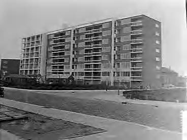 Fotocollectie Anefo — Bouw flats met 7 woonlagen in Den Haag — Foto: Behrens, Herbert F. / Anefo. Licentie: Set B: Rechtenvrij / Publiek Domein. Bron: Nationaal Archief. http://hdl.handle.net/10648/a96ab2e0-d0b4-102d-bcf8-003048976d84