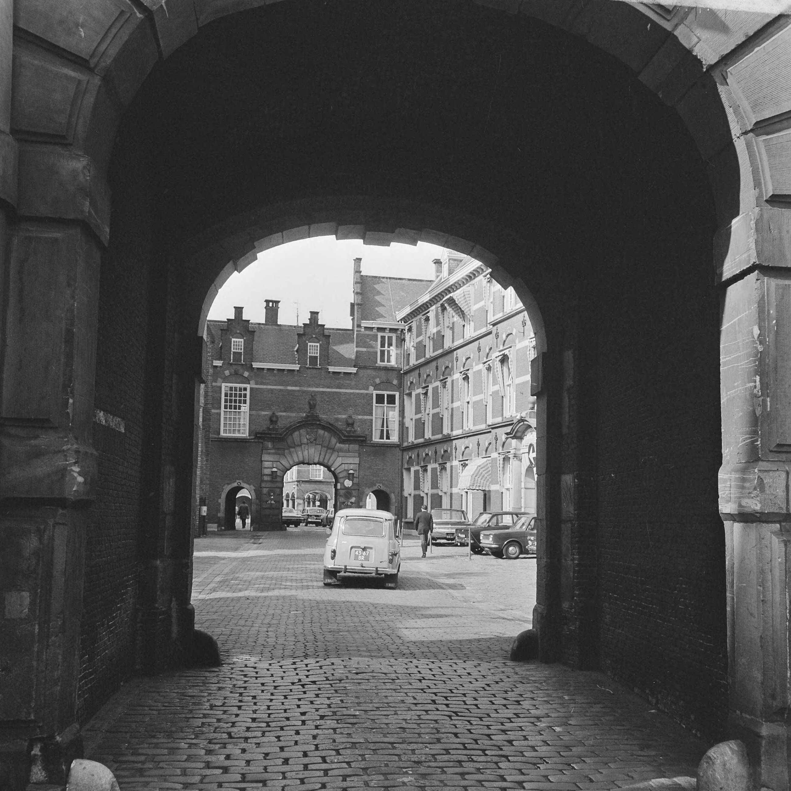 Fotocollectie Anefo — Overzicht Binnenhof Den Haag , ext.: Poortje Binnenhof — Foto: Evers, Joost / Anefo. Licentie: Set B: Rechtenvrij / Publiek Domein. Bron: Nationaal Archief. http://hdl.handle.net/10648/ab77c69a-d0b4-102d-bcf8-003048976d84