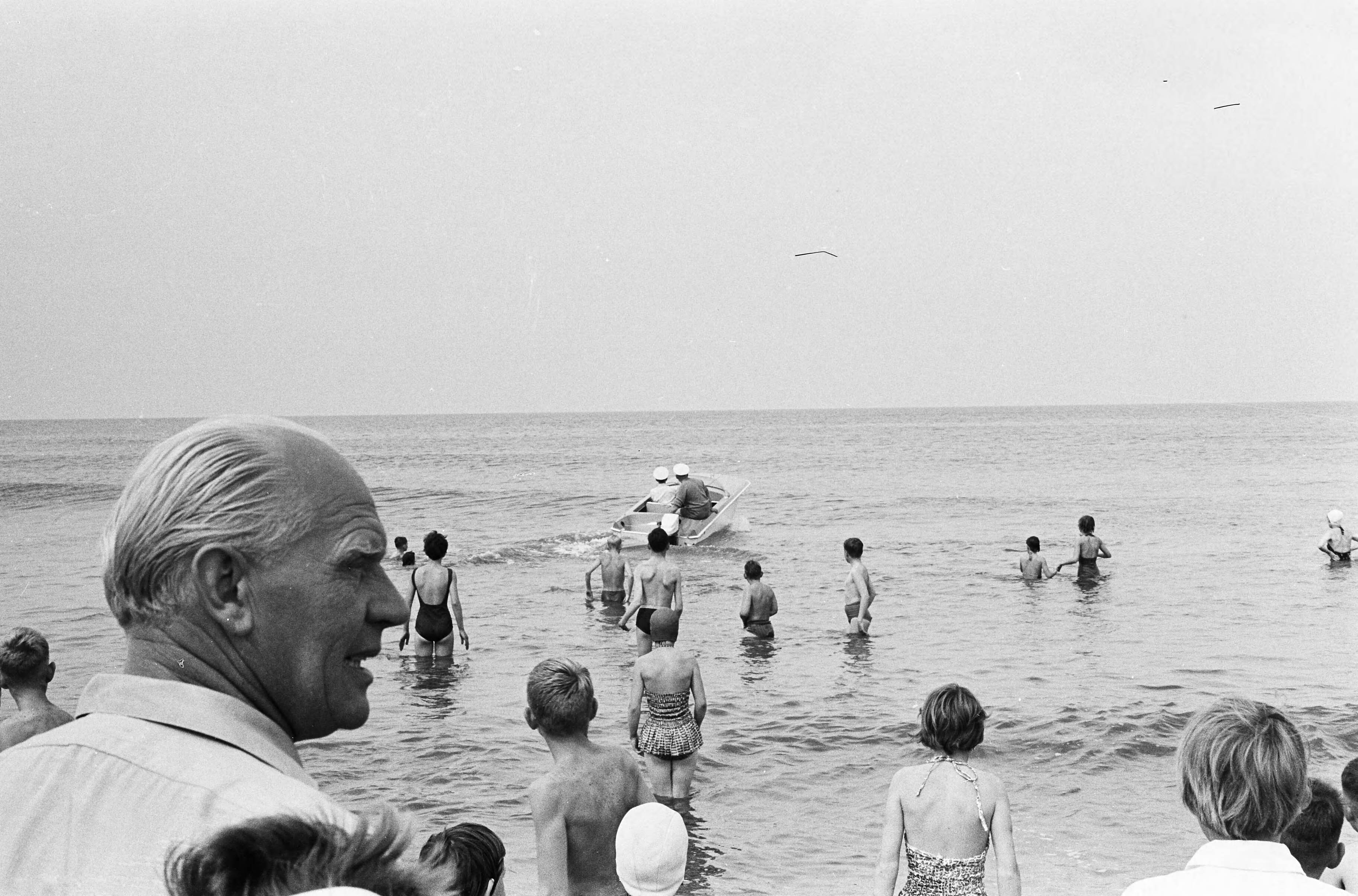 Fotocollectie Anefo — Snelboot als reddingsboot te Zandvoort — Foto: Pot, Harry / Anefo. Licentie: Set B: Rechtenvrij / Publiek Domein. Bron: Nationaal Archief. http://hdl.handle.net/10648/aa11a8f2-d0b4-102d-bcf8-003048976d84