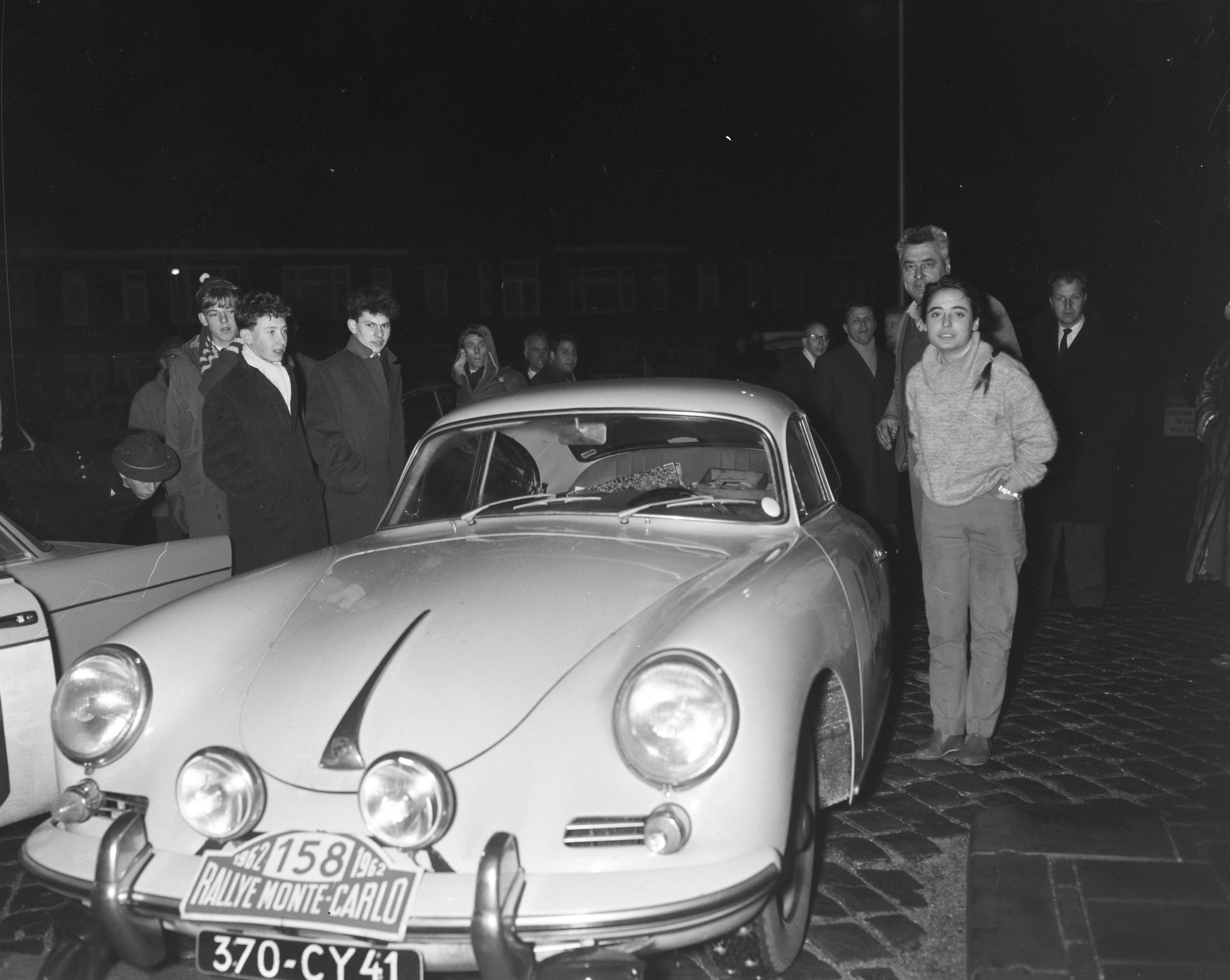 Fotocollectie Anefo — Deelnemers Rally Monte Carlo tijdcontrole in Scheveningen. Henri Hourtoulle en Jeanne Hourtoulle met hun Porsche 365 B (startnummer 158) — Foto: Bilsen, Joop van / Anefo. Licentie: Set B: Rechtenvrij / Publiek Domein. Bron: Nationaal Archief. http://hdl.handle.net/10648/a9f4f630-d0b4-102d-bcf8-003048976d84
