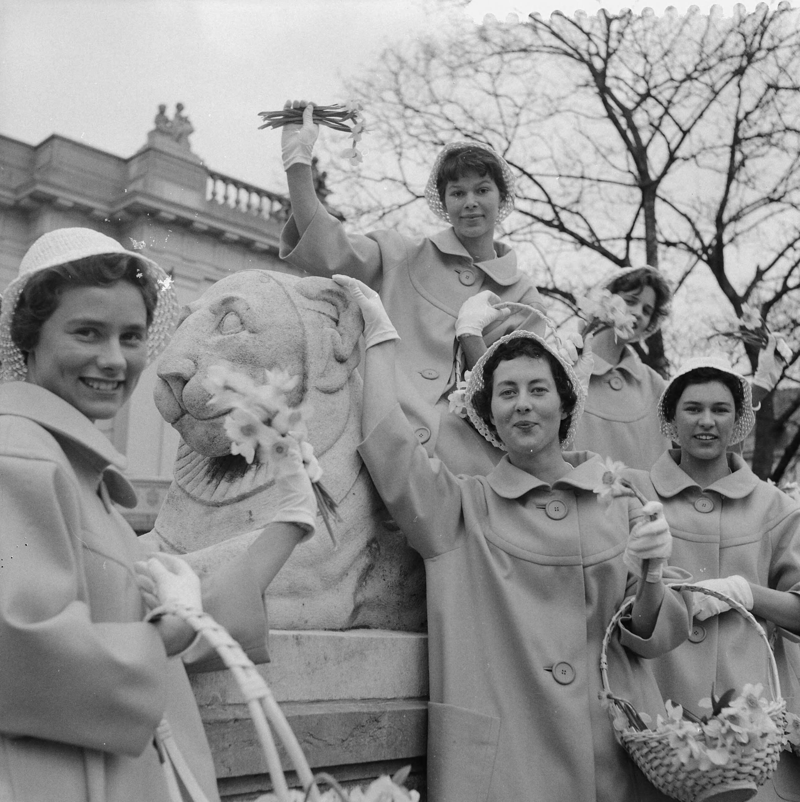 Fotocollectie Anefo — Nieuwe kostuums voor de Haarlemse bloemenmeisjes in 1960. De bloemenmeisjes in hun tomaatrode mantels — Foto: Pot, Harry / Anefo. Licentie: Set B: Rechtenvrij / Publiek Domein. Bron: Nationaal Archief. http://hdl.handle.net/10648/a9a91c4c-d0b4-102d-bcf8-003048976d84