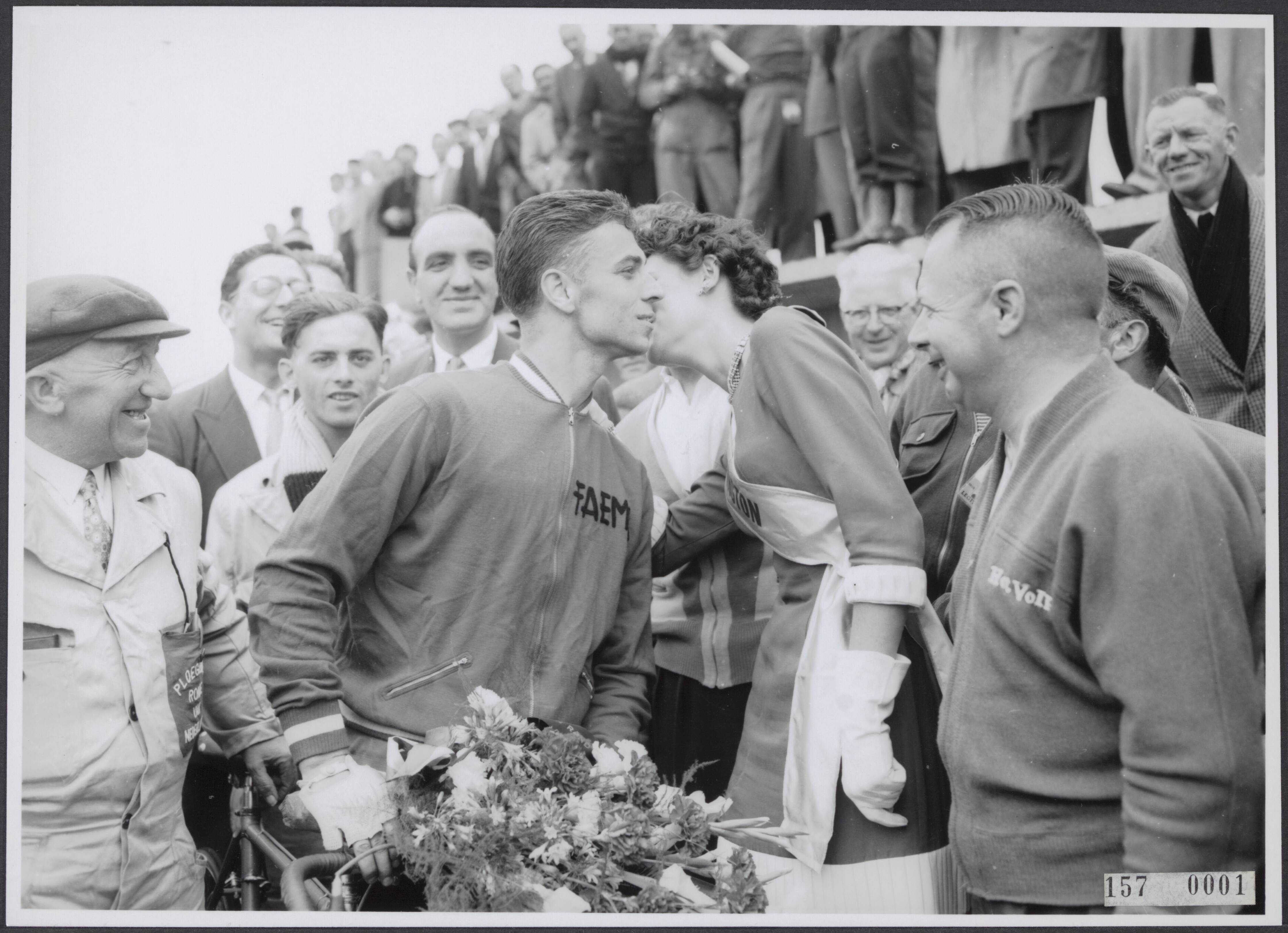 Serie Afdrukken ANEFO [RVD Eigen zonder caption] — Derde etappe Ronde van Nederland. Rik Van Looy winnaar derde etappe. Kus van Rondemiss bij finish te Zandvoort — Foto: Afdruk zonder naam fotograaf / Anefo. Licentie: Set B: Rechtenvrij / Publiek Domein. Bron: Nationaal Archief. http://hdl.handle.net/10648/90251600-52dd-0a11-0ee4-d9b98e212533