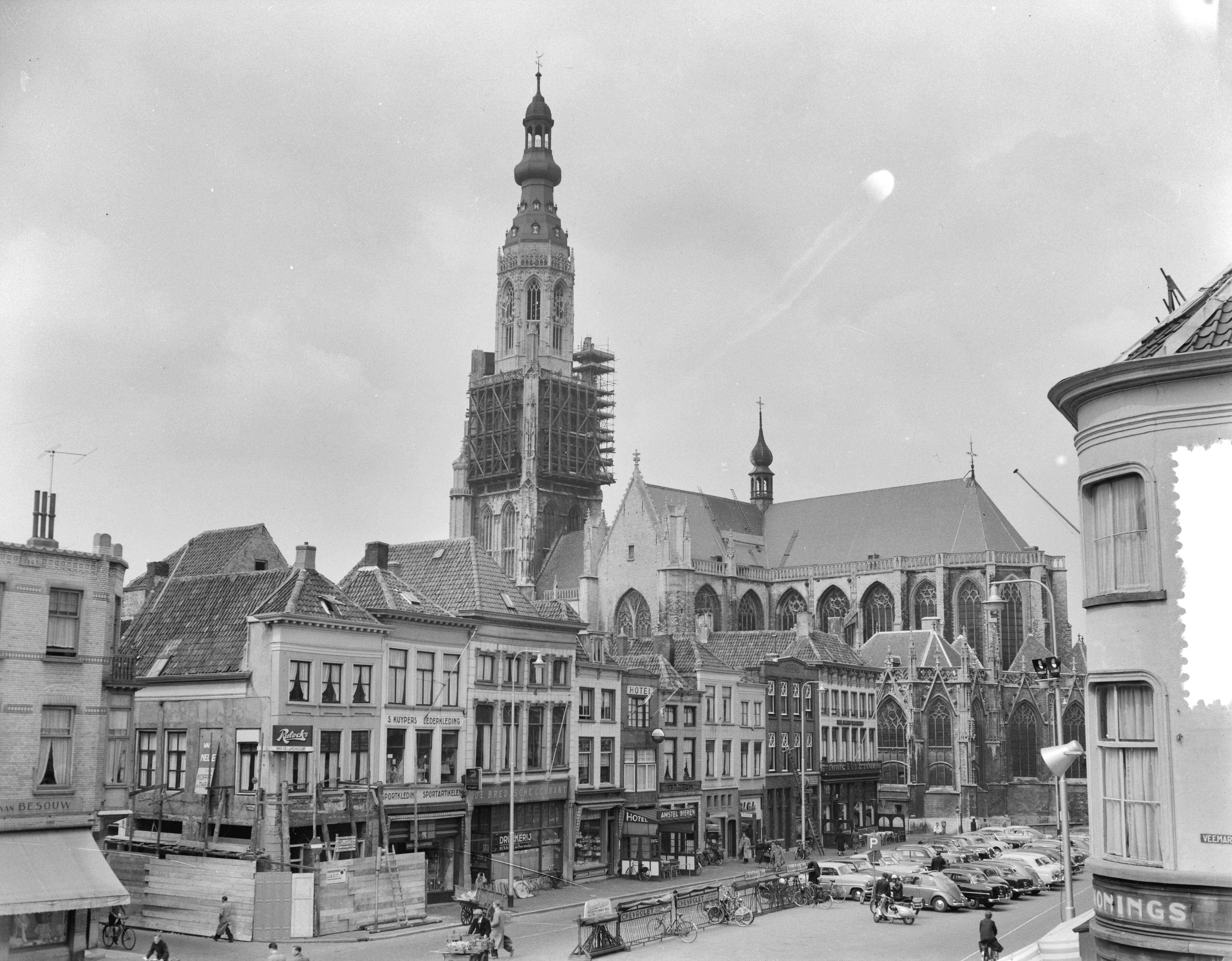 Fotocollectie Anefo — Restauratie van de Grote Kerk te Breda — Foto: Rossem, Wim van / Anefo. Licentie: Set B: Rechtenvrij / Publiek Domein. Bron: Nationaal Archief. http://hdl.handle.net/10648/a947375c-d0b4-102d-bcf8-003048976d84