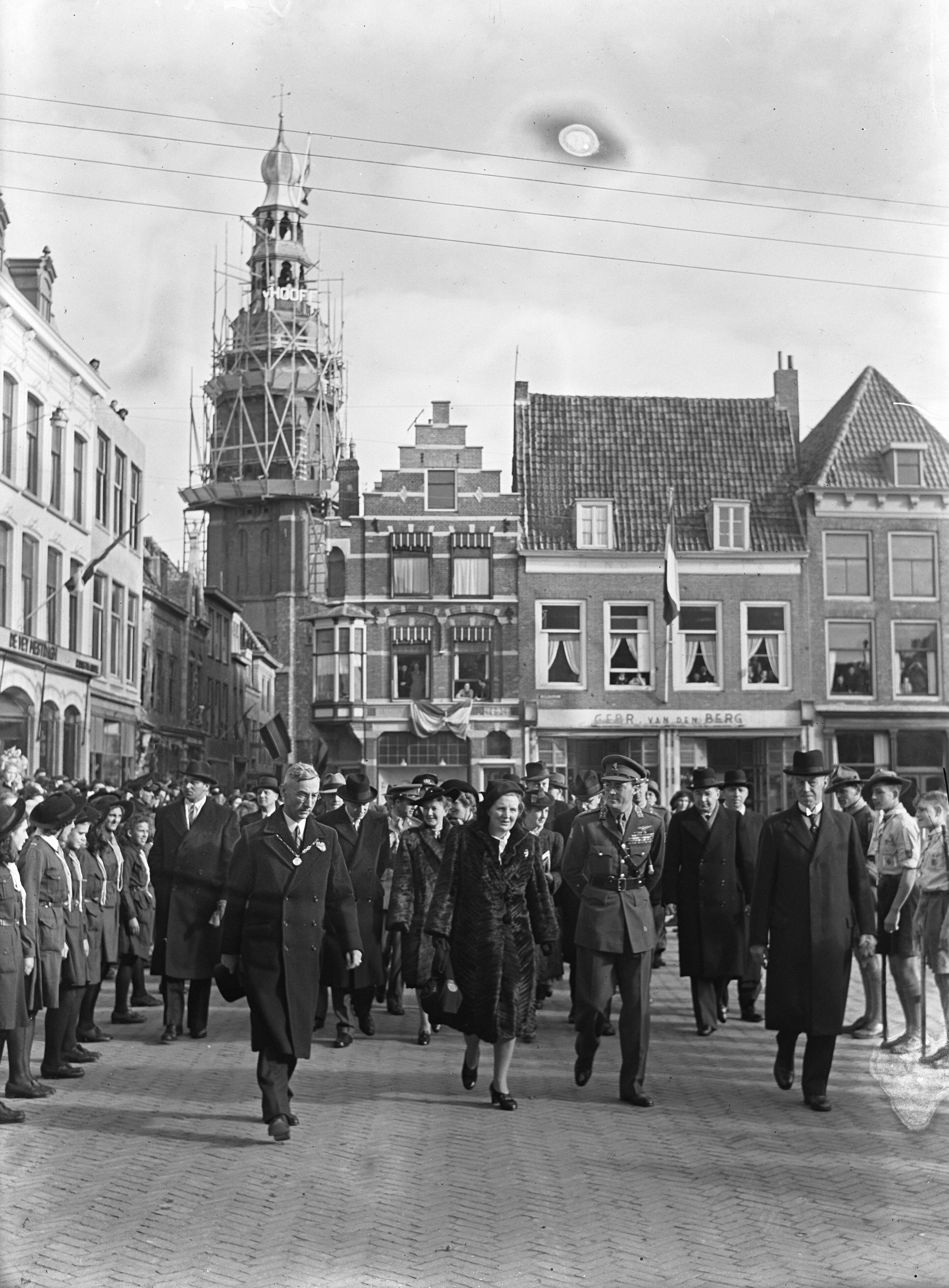 Fotocollectie Anefo — Opening Boomplantdag op Walcheren door prinses Juliana, in gezelschap van prins Bernhard. Het prinselijk paar in Vlissingen — Foto: Sagers, Harry / Anefo. Licentie: Set B: Rechtenvrij / Publiek Domein. Bron: Nationaal Archief. http://hdl.handle.net/10648/a8af15bc-d0b4-102d-bcf8-003048976d84