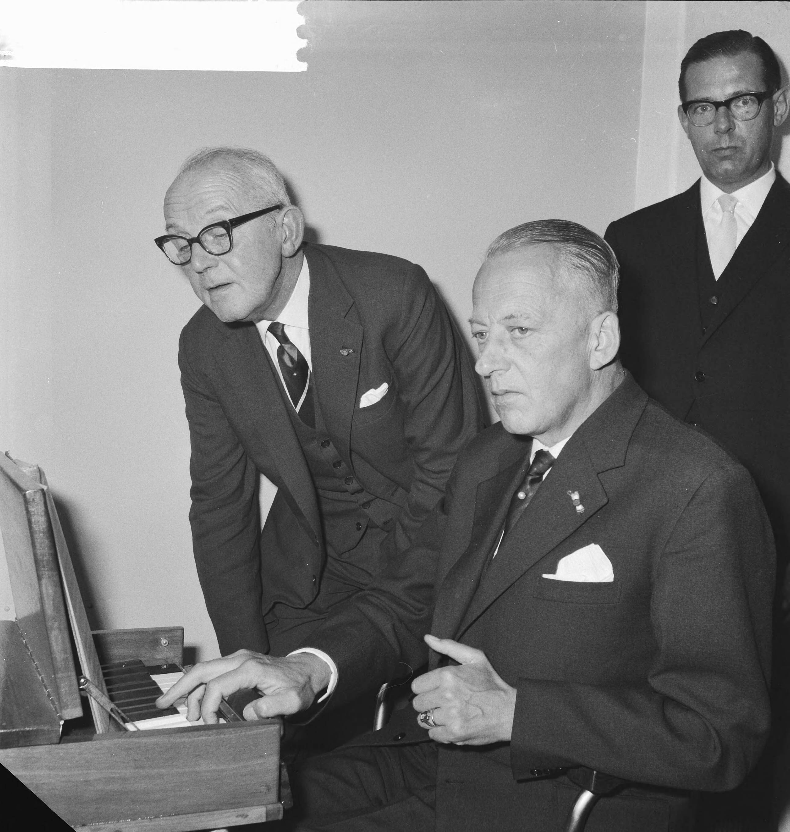 Fotocollectie Anefo — Opening nieuwe hoofdkantoor van de Nillmij aan het Stadhouderplantsoen in Den Haag. Burgemeester De Ranitz van Utrecht (rechts) bespeelt het carillon. Burgemeester Kolfschoten van Den Haag kijkt toe — Foto: Koch, Eric / Anefo. Licentie: Set B: Rechtenvrij / Publiek Domein. Bron: Nationaal Archief. http://hdl.handle.net/10648/a9e1ad82-d0b4-102d-bcf8-003048976d84