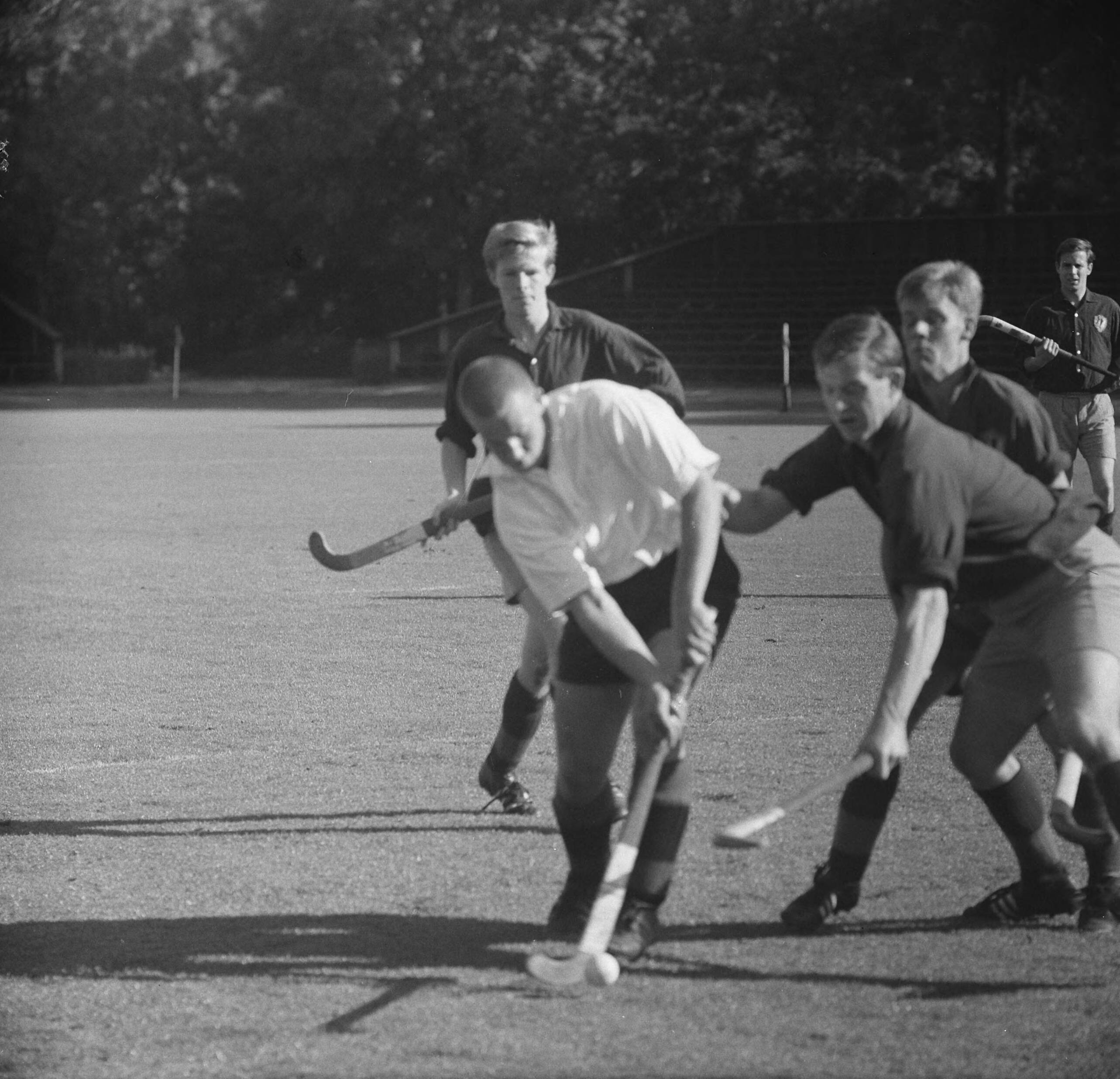 Fotocollectie Anefo — Hockey. Amsterdam - HHYC te Amsterdam: 1-1. Spelmoment, Nico Spits terwijl hij zijn eerste doelpunt scoort voor Amsterdam — Foto: Nijs, Jac. de / Anefo. Licentie: Set B: Rechtenvrij / Publiek Domein. Bron: Nationaal Archief. http://hdl.handle.net/10648/aac523fa-d0b4-102d-bcf8-003048976d84