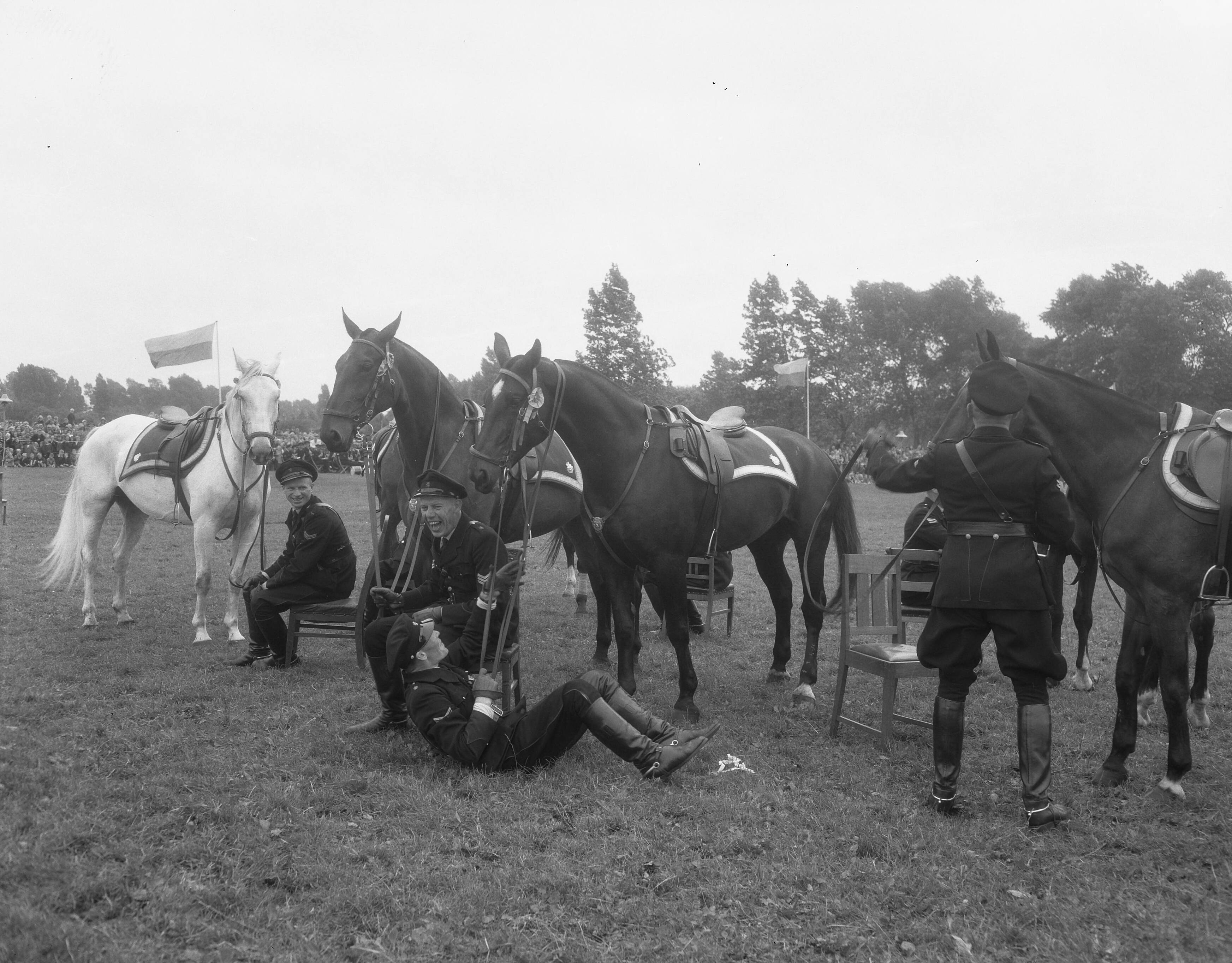 Fotocollectie Anefo — Vakantieweek Den Haag, Politiefeest. Stoelendans van de bereden politie — Foto: Duinen, G.W. van / Anefo. Licentie: Set B: Rechtenvrij / Publiek Domein. Bron: Nationaal Archief. http://hdl.handle.net/10648/a9268d22-d0b4-102d-bcf8-003048976d84