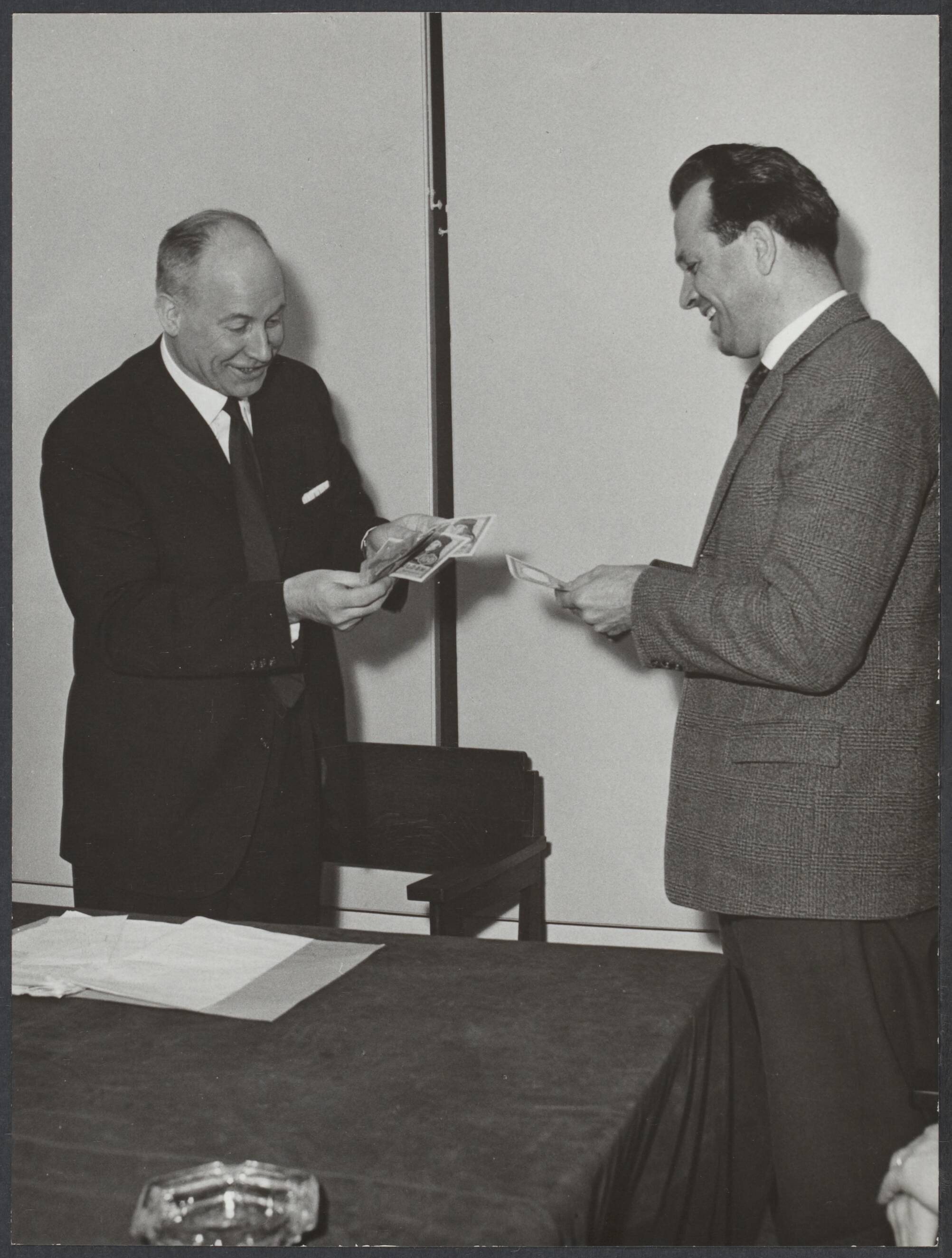 Spaarnestad, ideeënbus - Nederland — Ideeënbus. Het uitsnijden van het te reproduceren deel van de dia's, voordat deze worden gescand. Kleurmonteur Eshuis — Foto: Vermeer, J.M. / Spaarnestad Photo (05887). Licentie: Set B: Rechtenvrij / Publiek Domein. Bron: Nationaal Archief. http://hdl.handle.net/10648/cb638cec-3a0c-6722-665d-bd76756b4d6c