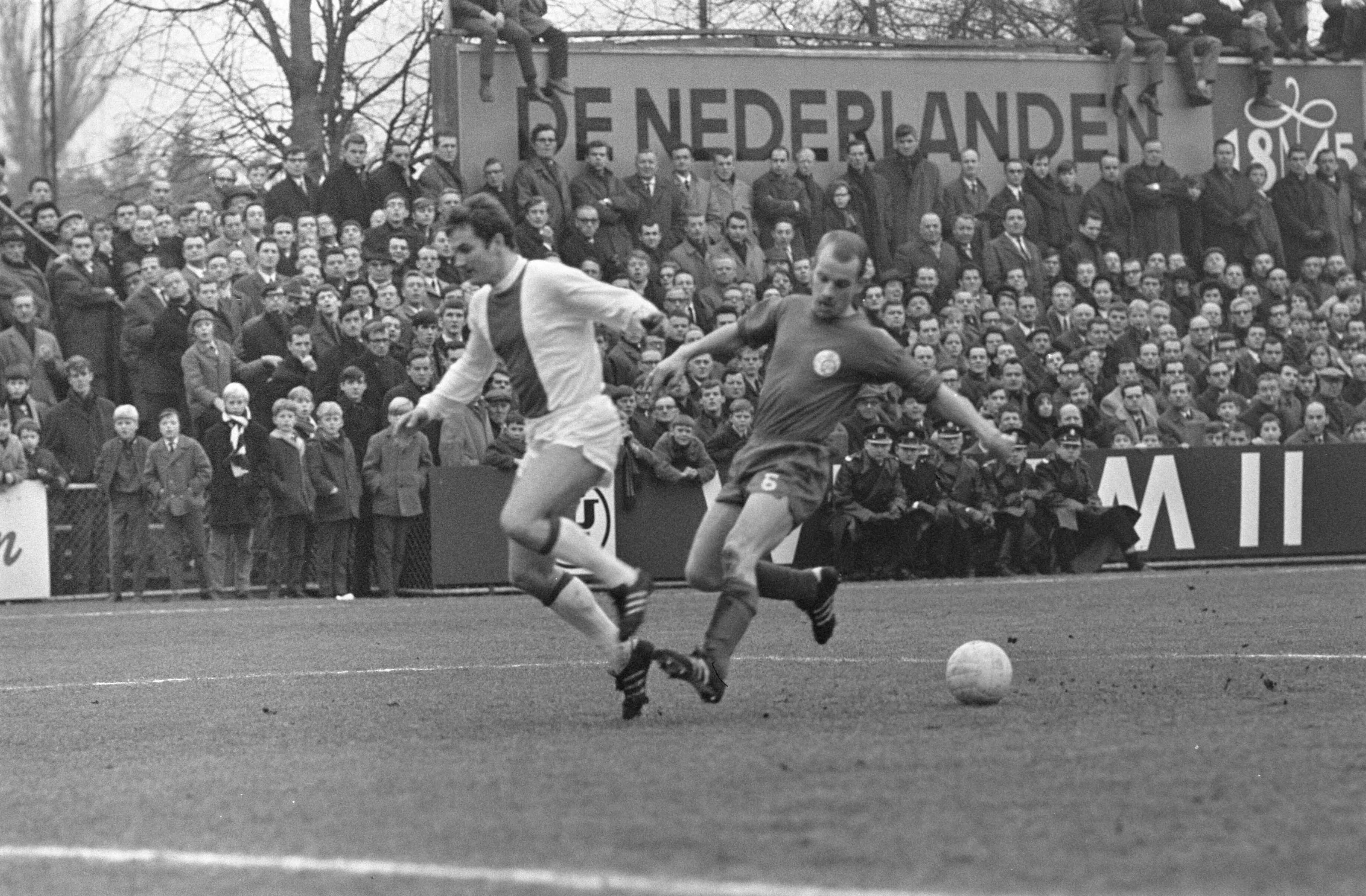 Fotocollectie Anefo — Voetbal. NAC tegen Ajax 0-2. Spelmoment, Inge Danielsson (Ajax) en Jan van Gorp (NAC) — Foto: Koch, Eric / Anefo. Licentie: Set B: Rechtenvrij / Publiek Domein. Bron: Nationaal Archief. http://hdl.handle.net/10648/ab5abf0a-d0b4-102d-bcf8-003048976d84