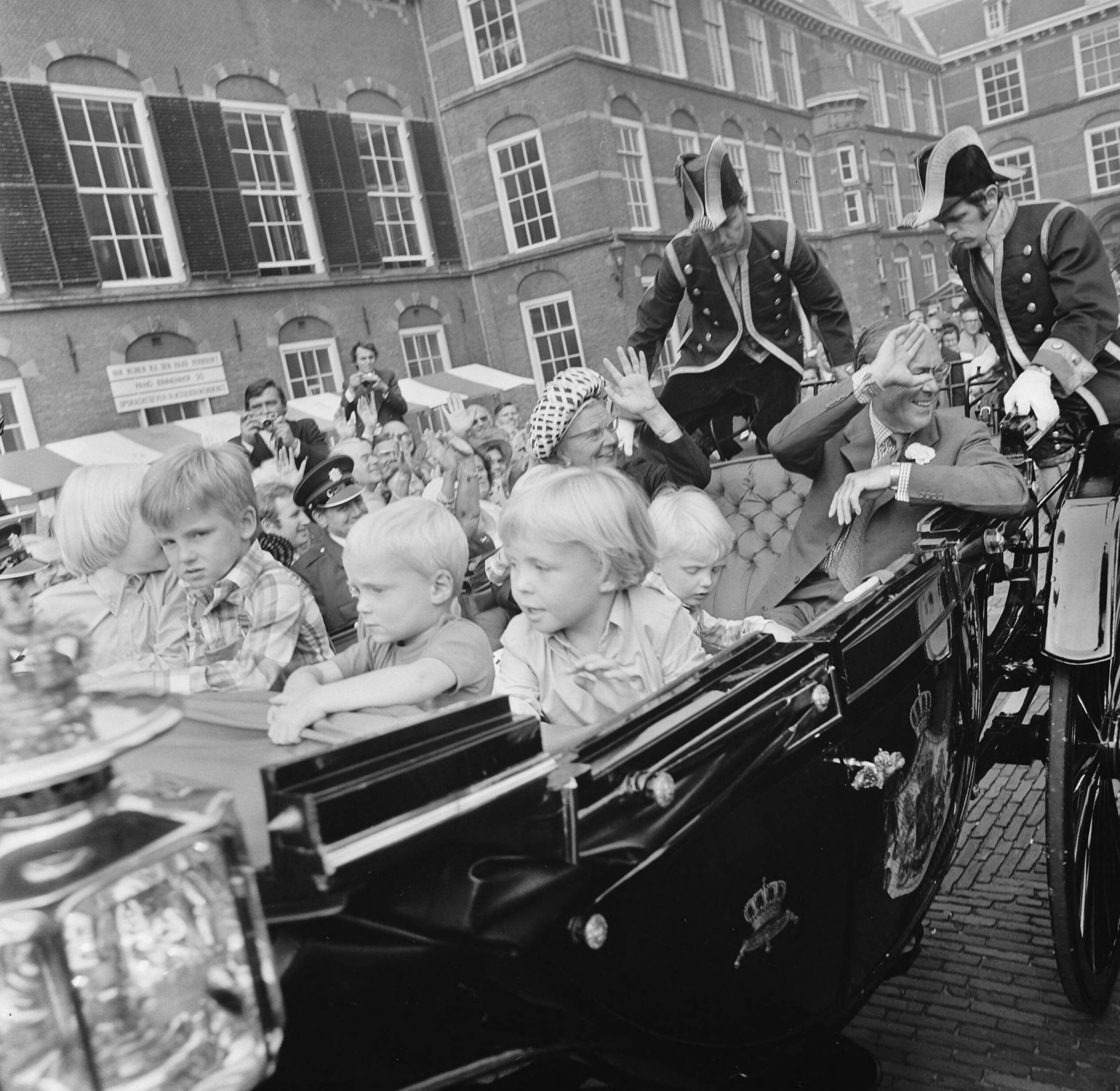 Fotocollectie Anefo — Viering Zilveren Regeringsjubileum van Koningin Juliana in Den Haag , prinsjes in koets — Foto: Mieremet, Rob / Anefo. Licentie: Set B: Rechtenvrij / Publiek Domein. Bron: Nationaal Archief. http://hdl.handle.net/10648/ac365c5e-d0b4-102d-bcf8-003048976d84