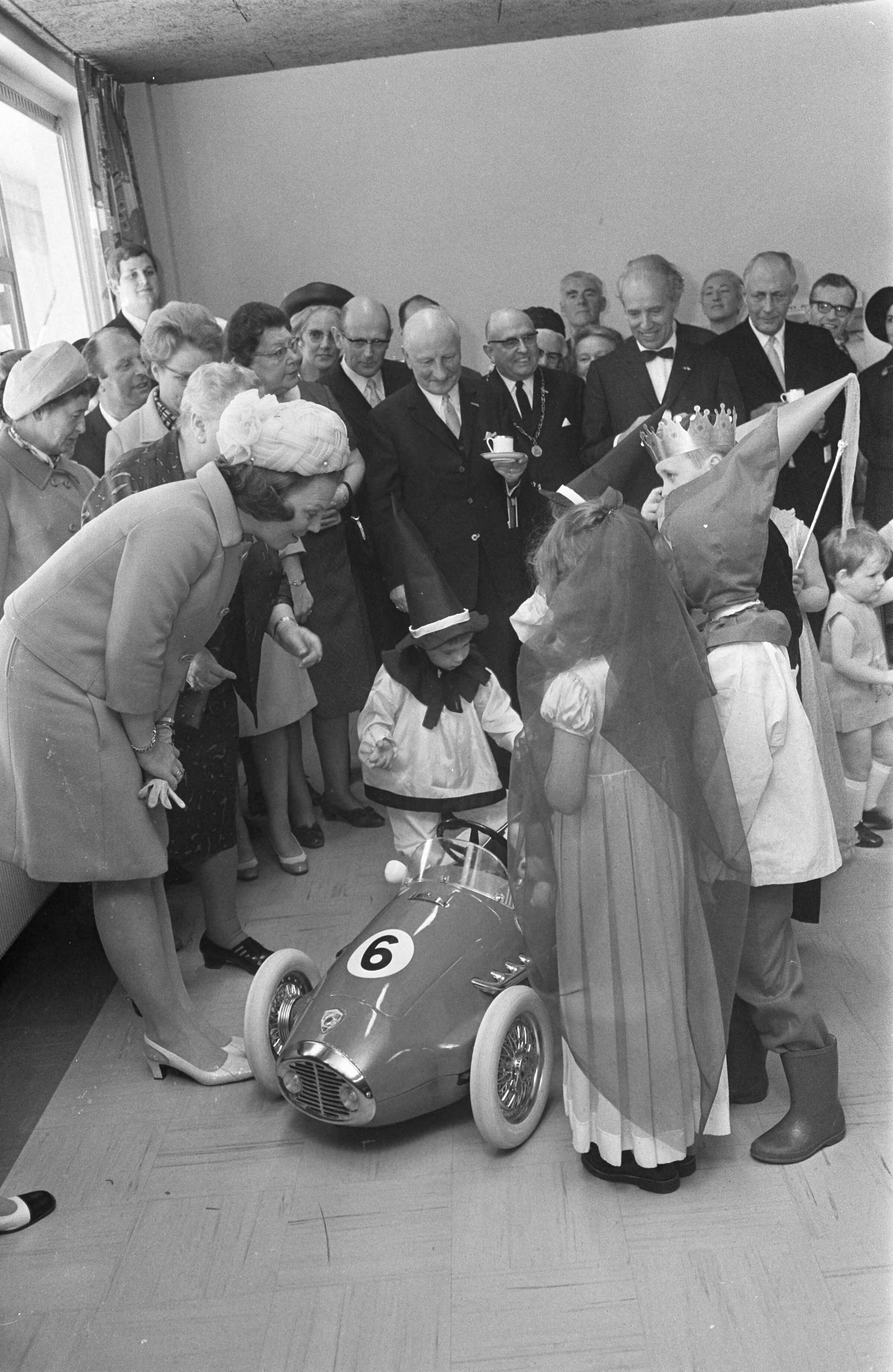 Fotocollectie Anefo — HKH Prinses Beatrix opent kleuterhuis van de Krabbenboss en geeft het de naam Prins Willem Alexander huis te Breda Pr. Beatrix kreeg bloemen van Jantje Dufkues / — Foto: Koch, Eric / Anefo. Licentie: Set B: Rechtenvrij / Publiek Domein. Bron: Nationaal Archief. http://hdl.handle.net/10648/ab679784-d0b4-102d-bcf8-003048976d84