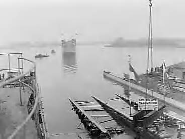 Fotocollectie Anefo — Tewaterlating van de Indonesische veerboot "Halimun" bij de Zaanlandse Scheepsbouwmaatschappij te Zaandam. De doopplechtigheid werd verricht door mevr. R.A.S. Martonegro — Foto: Bilsen, Joop van / Anefo. Licentie: Set B: Rechtenvrij / Publiek Domein. Bron: Nationaal Archief. http://hdl.handle.net/10648/a9894b1a-d0b4-102d-bcf8-003048976d84