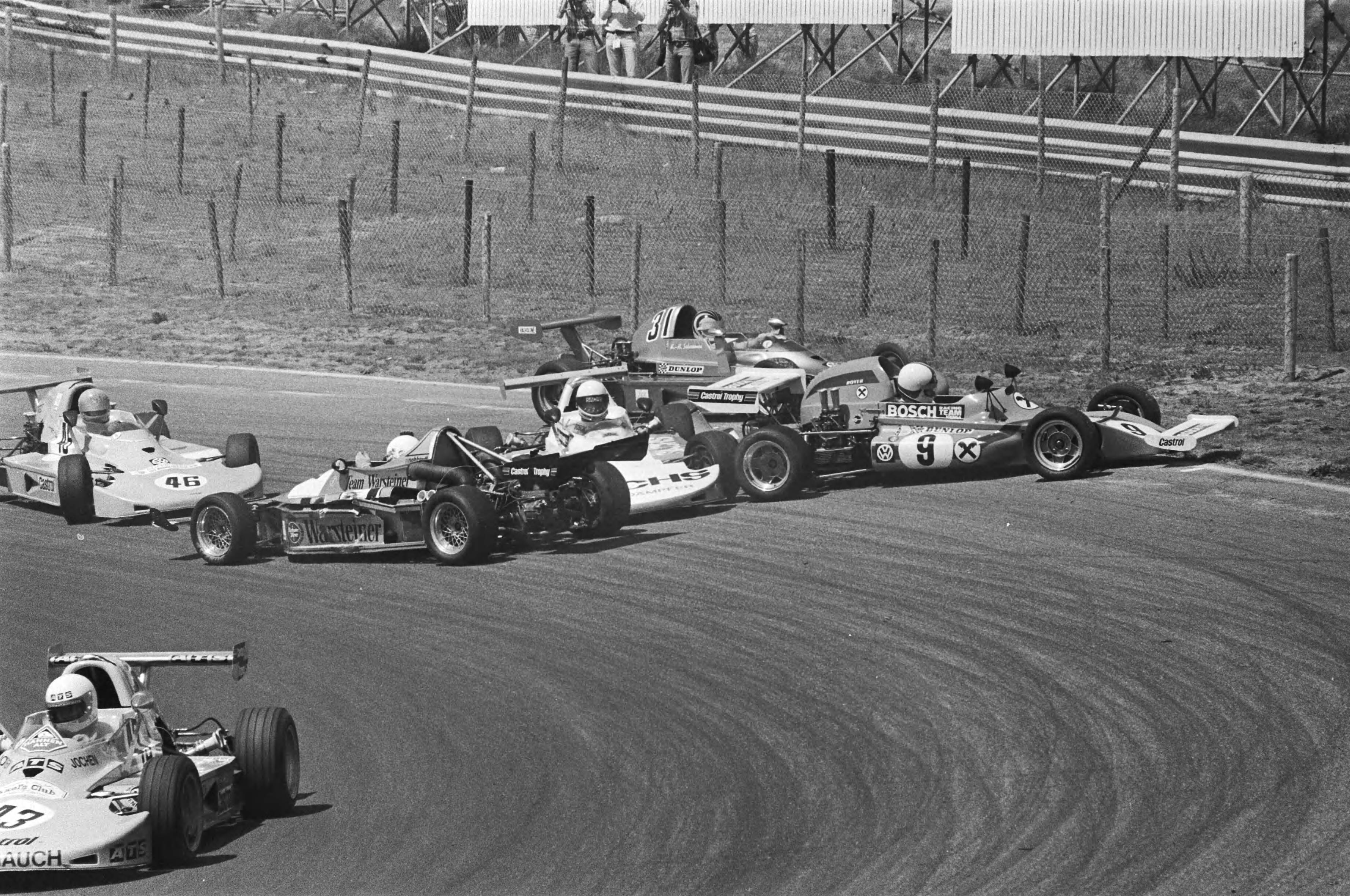 Fotocollectie Anefo — Formule Super Volkswagen op Zandvoort, grote botsing in eerste heat — Foto: Peters, Hans / Anefo. Licentie: Set B: Rechtenvrij / Publiek Domein. Bron: Nationaal Archief. http://hdl.handle.net/10648/ac85ac8c-d0b4-102d-bcf8-003048976d84