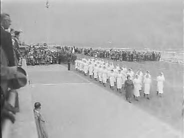 Fotocollectie Anefo — 90-jarig bestaan Nederlandse Rode Kruis. Defilé divisie Rode Kruis onderdelen op de boulevard in Scheveningen — Foto: Bilsen, Joop van / Anefo. Licentie: Set B: Rechtenvrij / Publiek Domein. Bron: Nationaal Archief. http://hdl.handle.net/10648/a9654062-d0b4-102d-bcf8-003048976d84