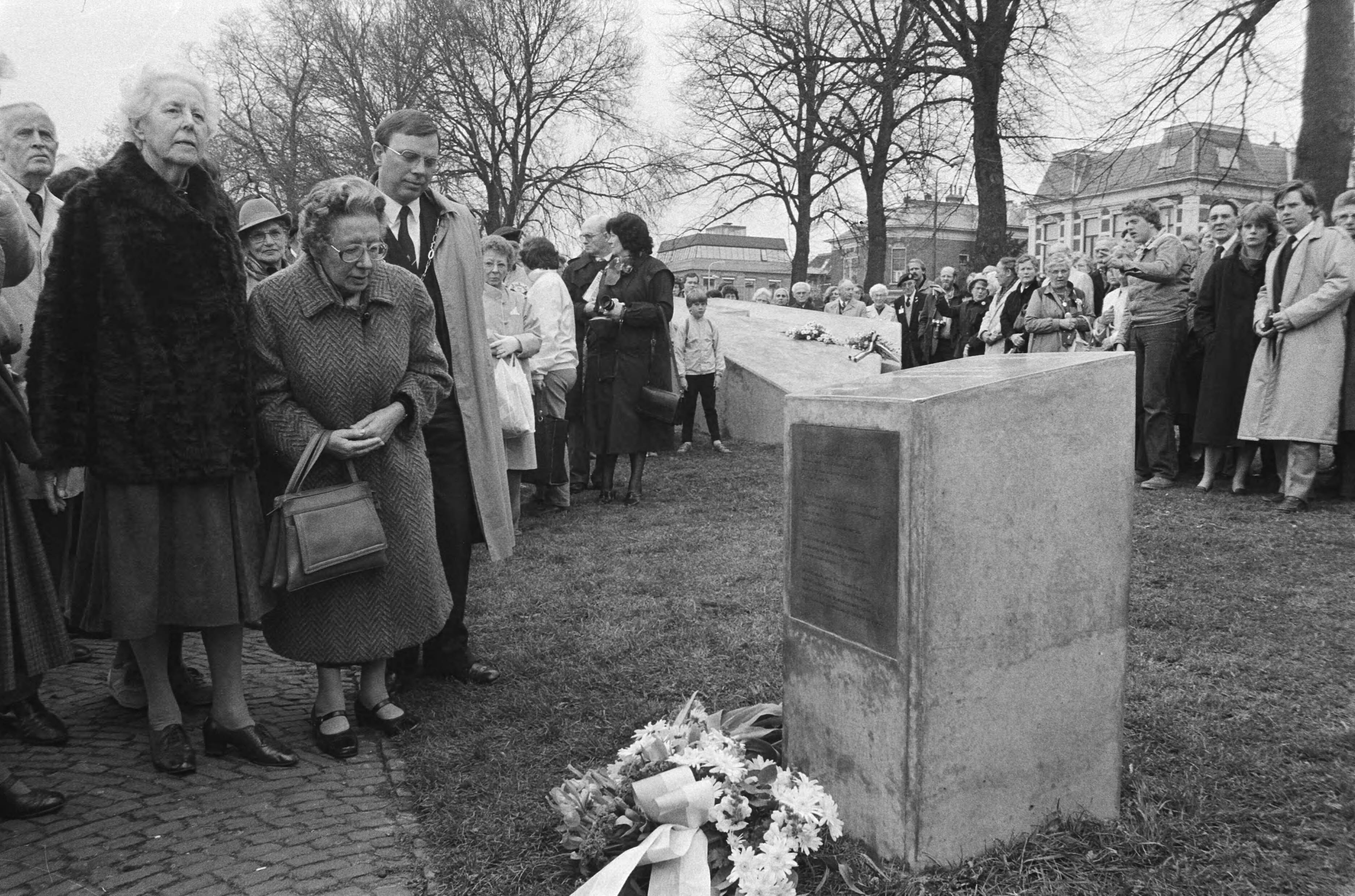 Fotocollectie Anefo — Deventer, onthulling monument voor schrijfster Etty Hillesum — Foto: Vollebregt, Sjakkelien / Anefo. Licentie: Set B: Rechtenvrij / Publiek Domein. Bron: Nationaal Archief. http://hdl.handle.net/10648/ad4625e8-d0b4-102d-bcf8-003048976d84