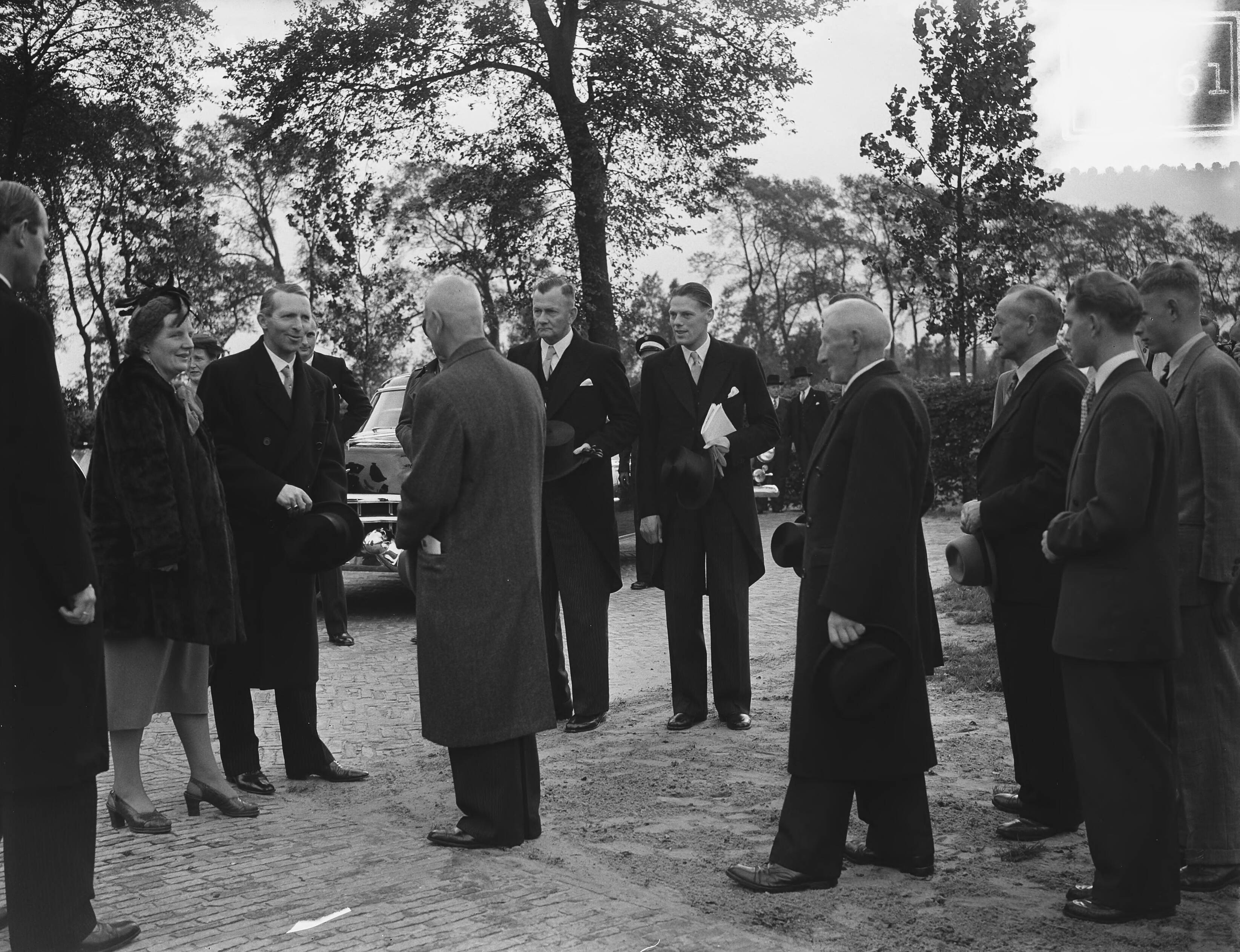 Koningin Juliana bezoekt Leeuwarden — Foto: Bilsen, Joop van / Anefo. — Licentie: Set B: Rechtenvrij / Publiek Domein. Bron: Nationaal Archief. http://hdl.handle.net/10648/a9001ff2-d0b4-102d-bcf8-003048976d84