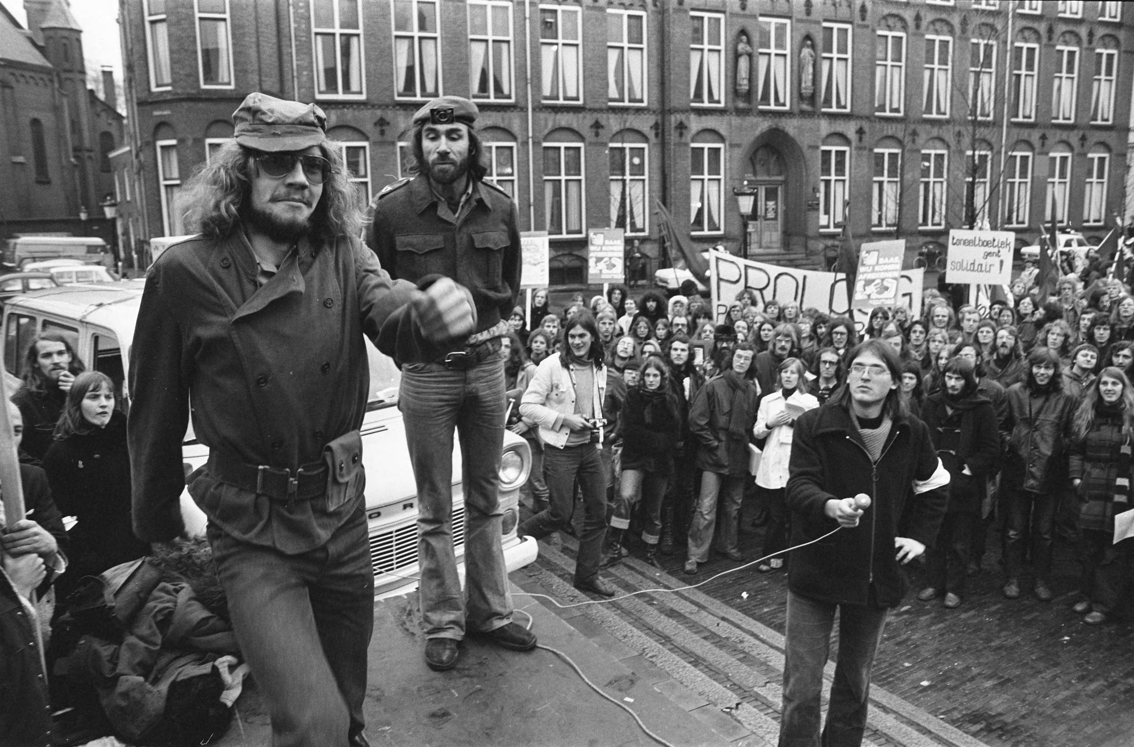 Fotocollectie Anefo — Manifestatie voor Proloog in Utrecht; toneelstukje van Proloog op Mariaplaats in Utrecht — Foto: Croes, Rob C. / Anefo. Licentie: Set B: Rechtenvrij / Publiek Domein. Bron: Nationaal Archief. http://hdl.handle.net/10648/ac5bf4f0-d0b4-102d-bcf8-003048976d84