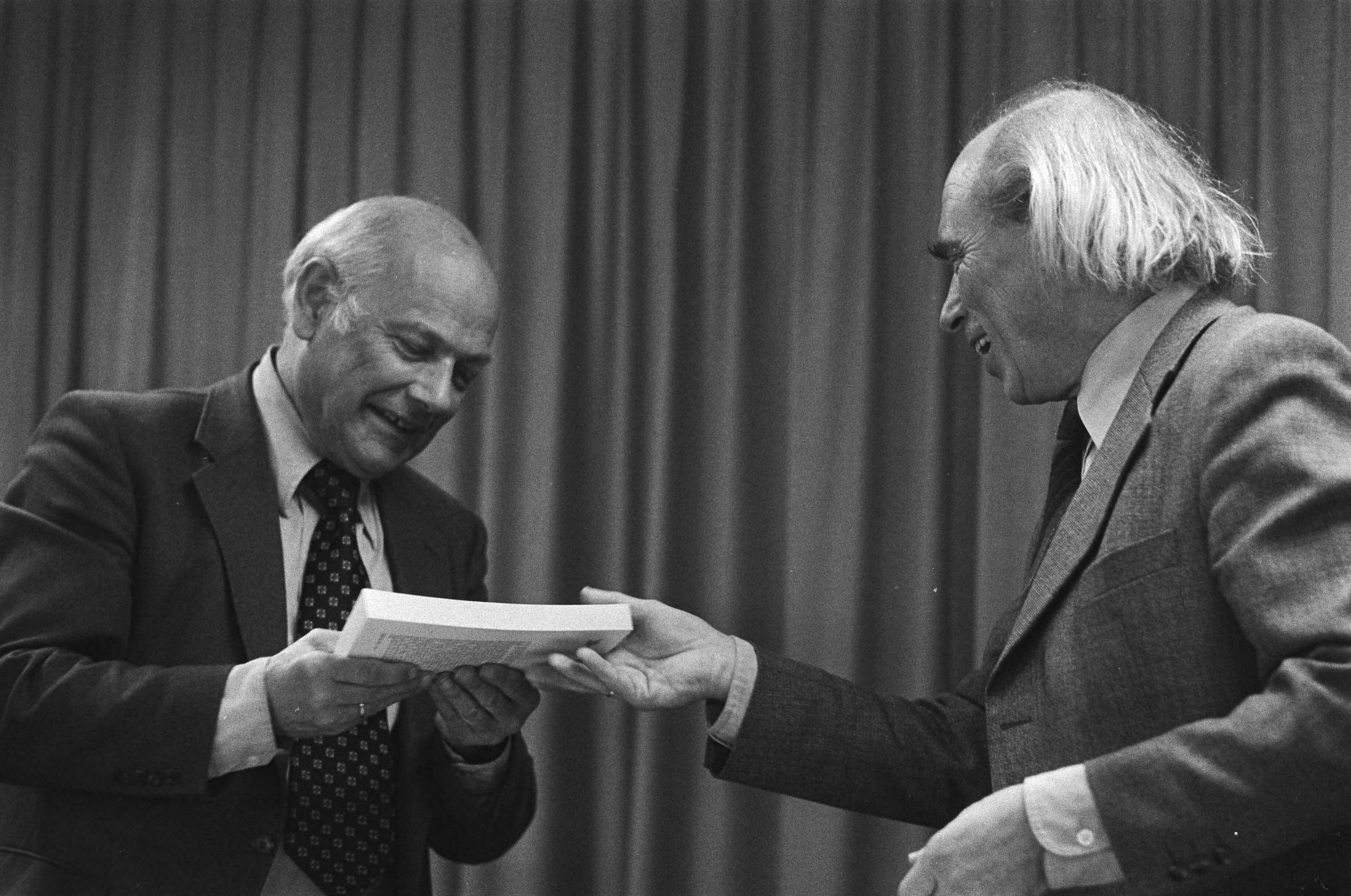 Fotocollectie Anefo — Presentatie boek "Troelstra....." in Den Haag ; v.l.n.r. Den Uyl , auteur prof. Frits de Jong en de Leeuw — Foto: Croes, Rob C. / Anefo. Licentie: Set B: Rechtenvrij / Publiek Domein. Bron: Nationaal Archief. http://hdl.handle.net/10648/acdceeac-d0b4-102d-bcf8-003048976d84