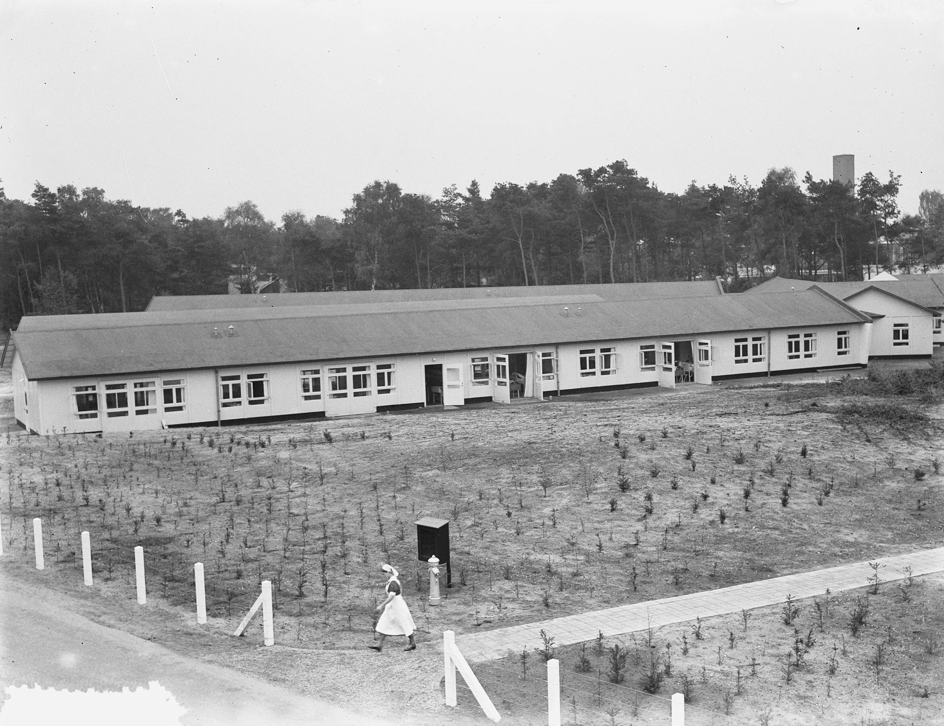 Fotocollectie Anefo — Nieuw Amsterdams paviljoen op terrein van sanatorium "Zonnestraal" te Hilversum — Foto: Behrens, Herbert F. / Anefo. Licentie: Set B: Rechtenvrij / Publiek Domein. Bron: Nationaal Archief. http://hdl.handle.net/10648/a915db8a-d0b4-102d-bcf8-003048976d84