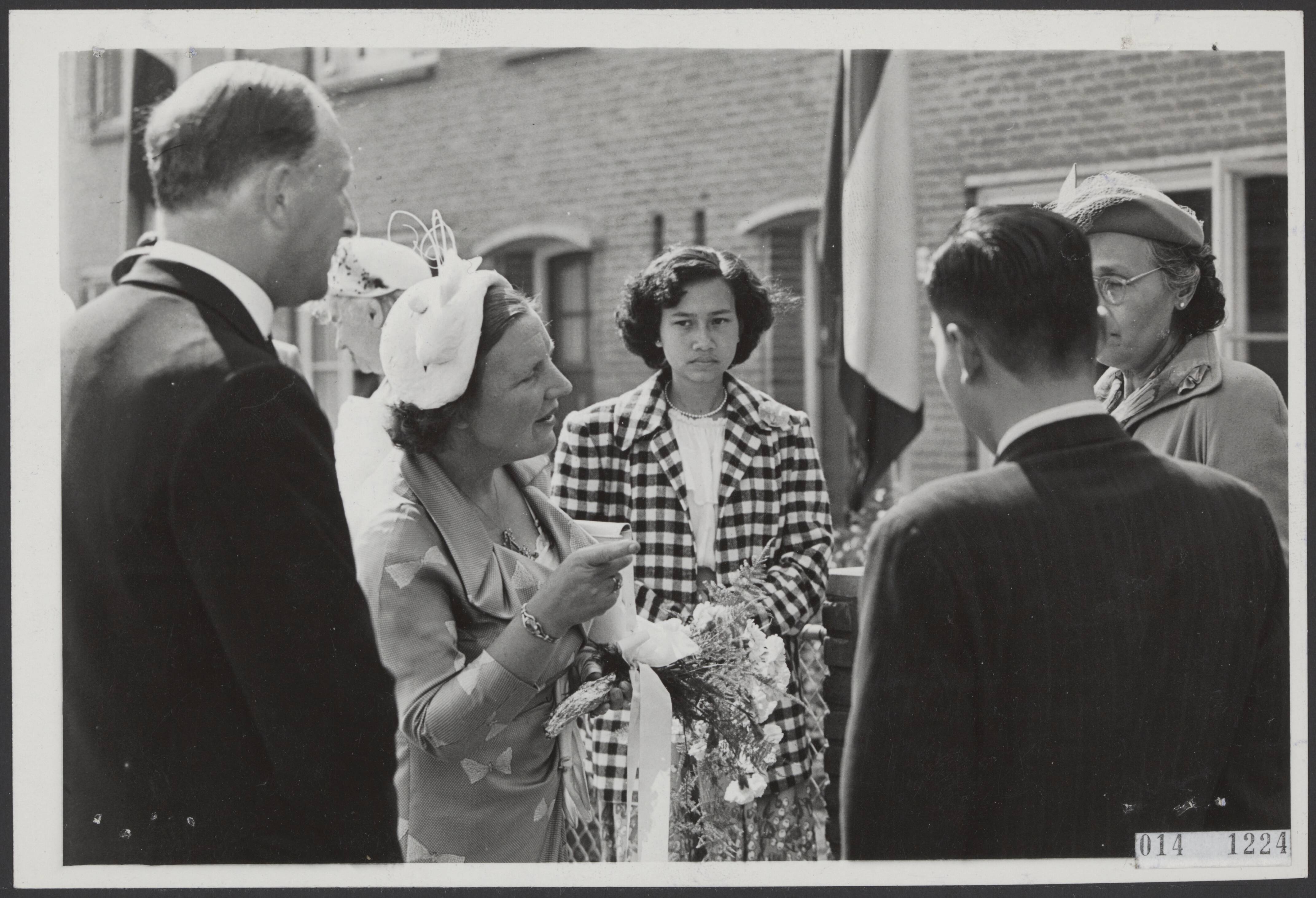 Fotocollectie Elsevier Binnenland — Koningin Juliana stelt in Baarn een aantal woningen van de stichting "Pelita" in gebruik. Ze zijn bestemd voor gerepatrieerde oorlogsweduwen uit Indonesië. In gesprek met de nieuwe bewoners. Links burgemeester mr. F.J. van Beeck Calkoen — Foto: Fotograaf Onbekend / Anefo. Licentie: Set B: Rechtenvrij / Publiek Domein. Bron: Nationaal Archief. http://hdl.handle.net/10648/adb32116-d0b4-102d-bcf8-003048976d84