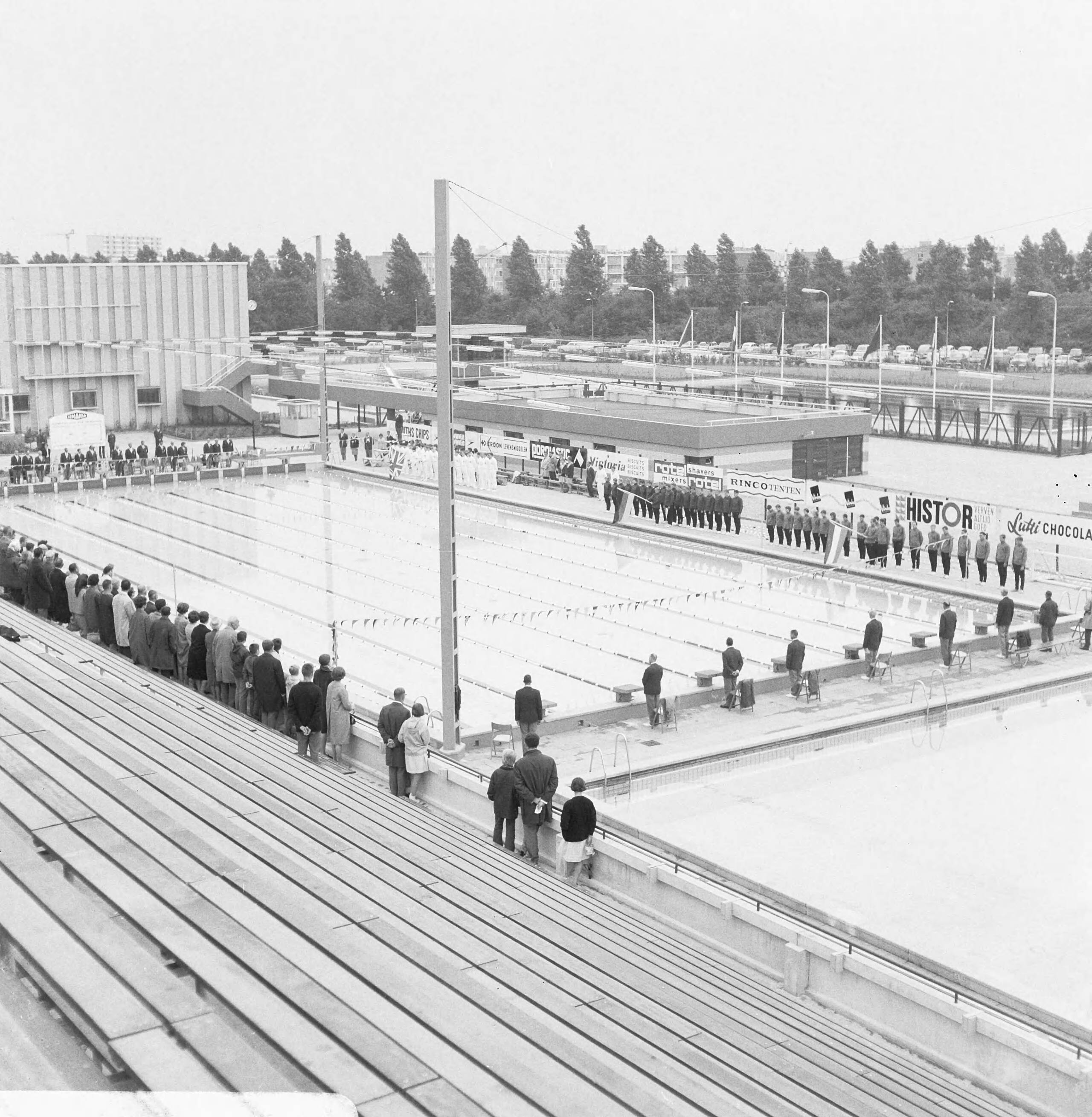 Fotocollectie Anefo — Zwembad Den Hommel te Utrecht, met tribunes — Foto: Kroon, Ron / Anefo. Licentie: Set B: Rechtenvrij / Publiek Domein. Bron: Nationaal Archief. http://hdl.handle.net/10648/aaf0beca-d0b4-102d-bcf8-003048976d84
