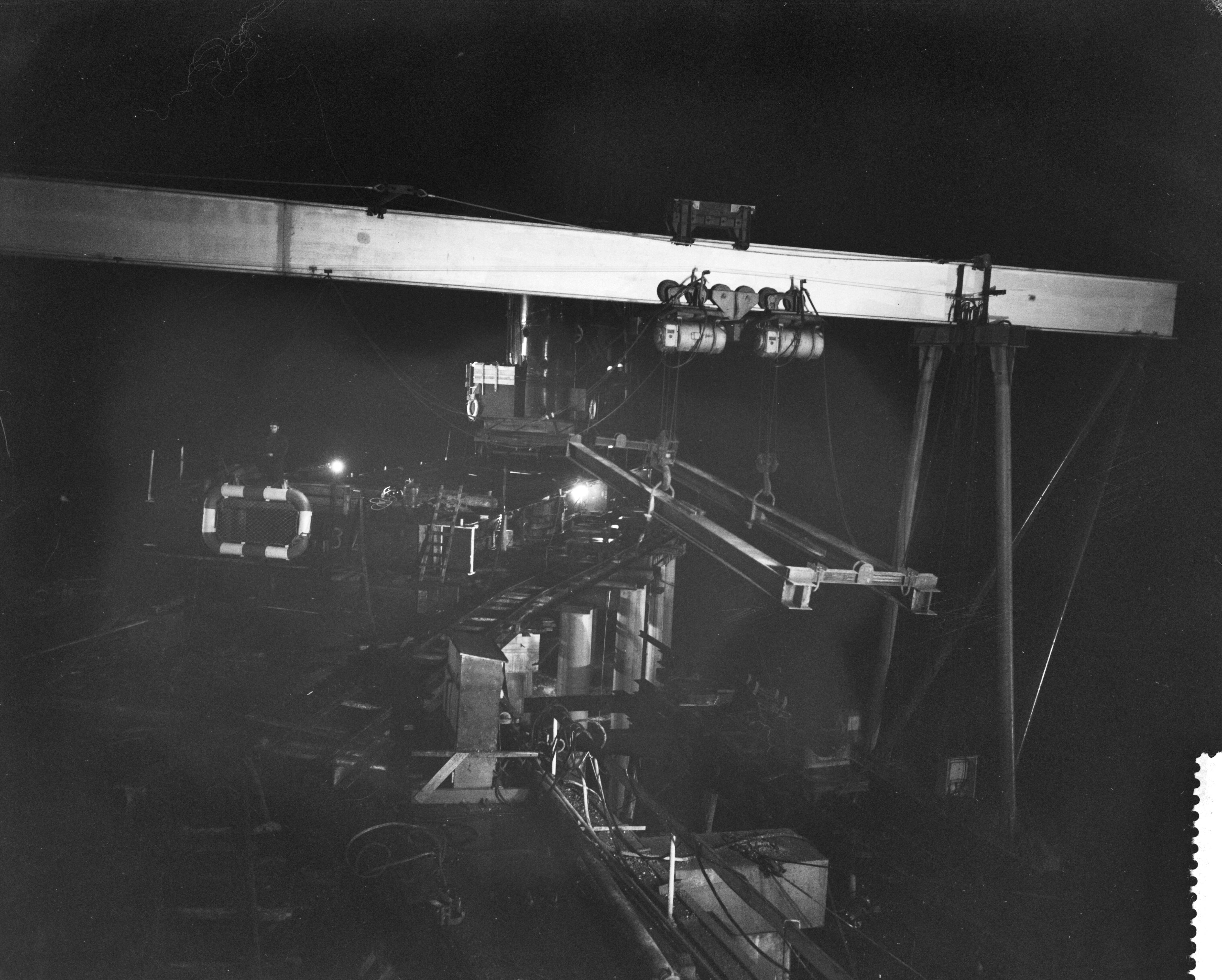 Fotocollectie Anefo — Werkzaamheden aan de pier te Scheveningen in de avond — Foto: Behrens, Herbert F. / Anefo. Licentie: Set B: Rechtenvrij / Publiek Domein. Bron: Nationaal Archief. http://hdl.handle.net/10648/a9c086f2-d0b4-102d-bcf8-003048976d84