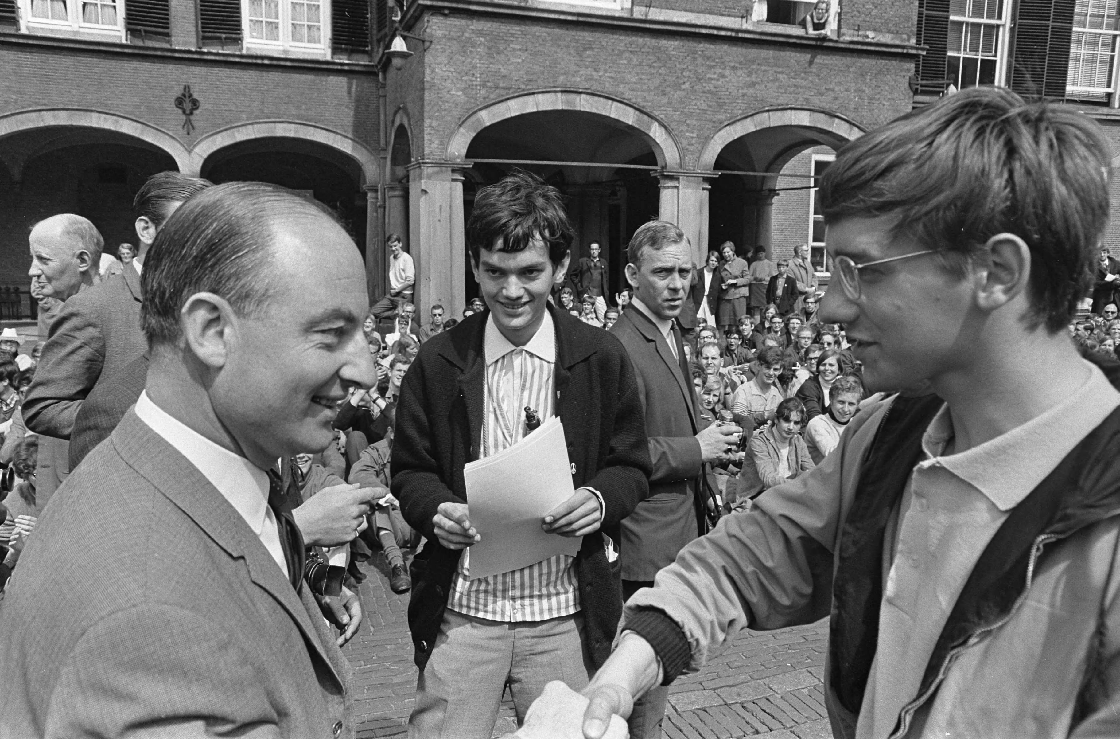 Fotocollectie Anefo — Vredesmars van Rotterdam naar Den Haag , op het Binnenhof — Foto: Kroon, Ron / Anefo. Licentie: Set B: Rechtenvrij / Publiek Domein. Bron: Nationaal Archief. http://hdl.handle.net/10648/ab18fd72-d0b4-102d-bcf8-003048976d84